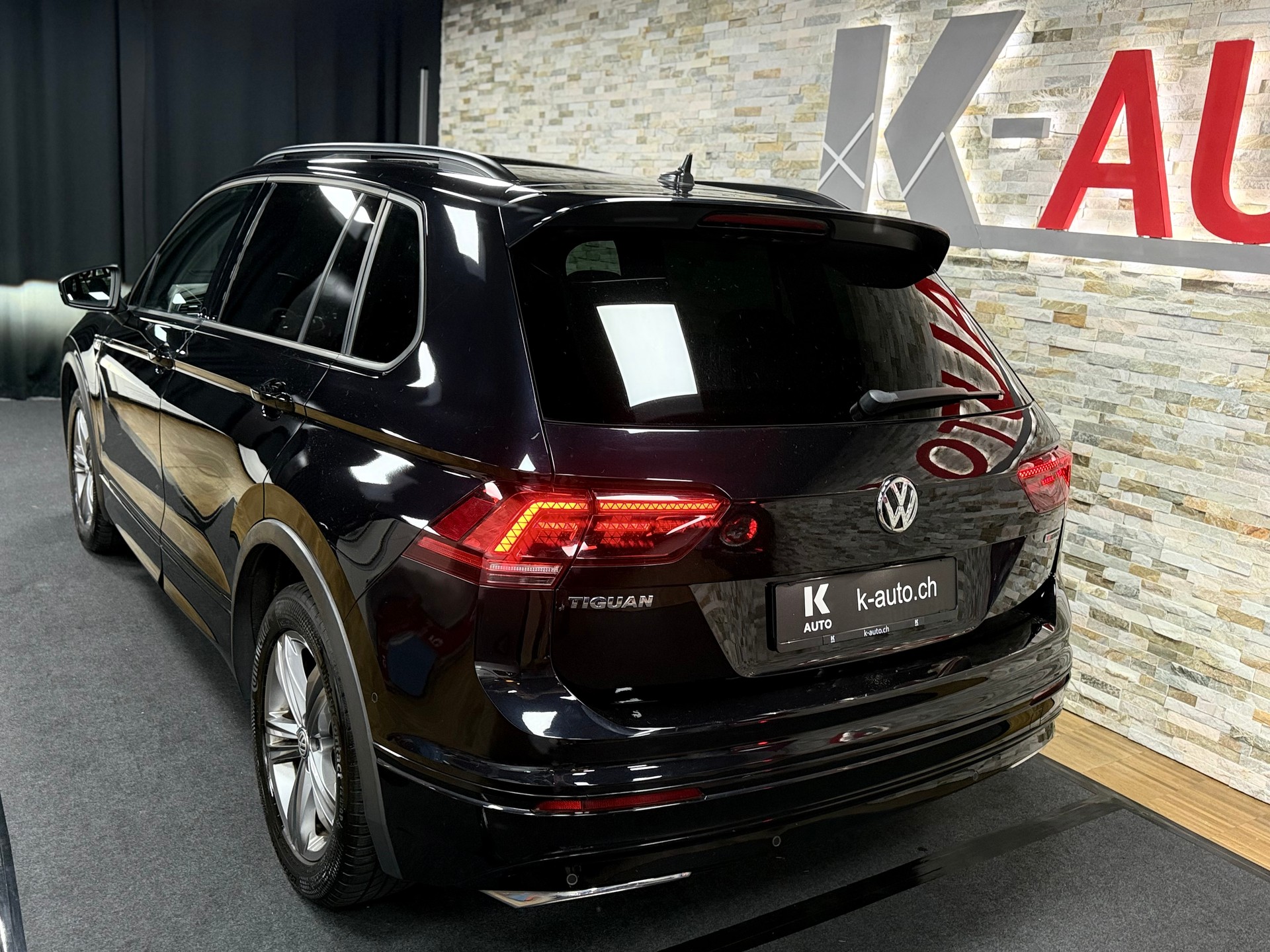 VW Tiguan 2.0TSI R-Line 4Motion DSG-showroom-element-1