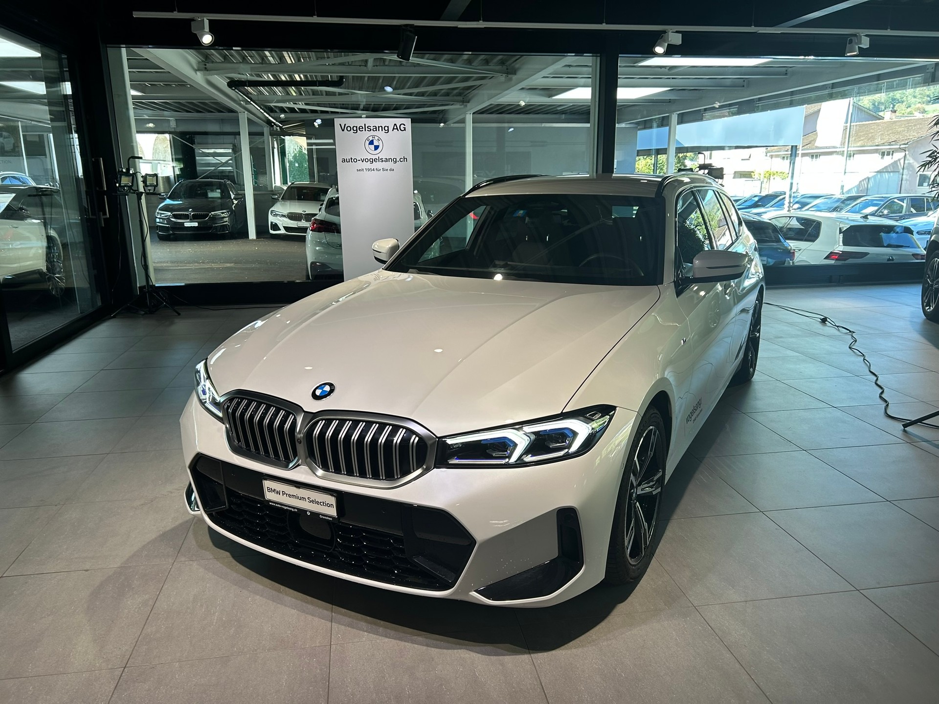 BMW 320d xDrive 48V Touring Steptronic M Sport-showroom-element-3