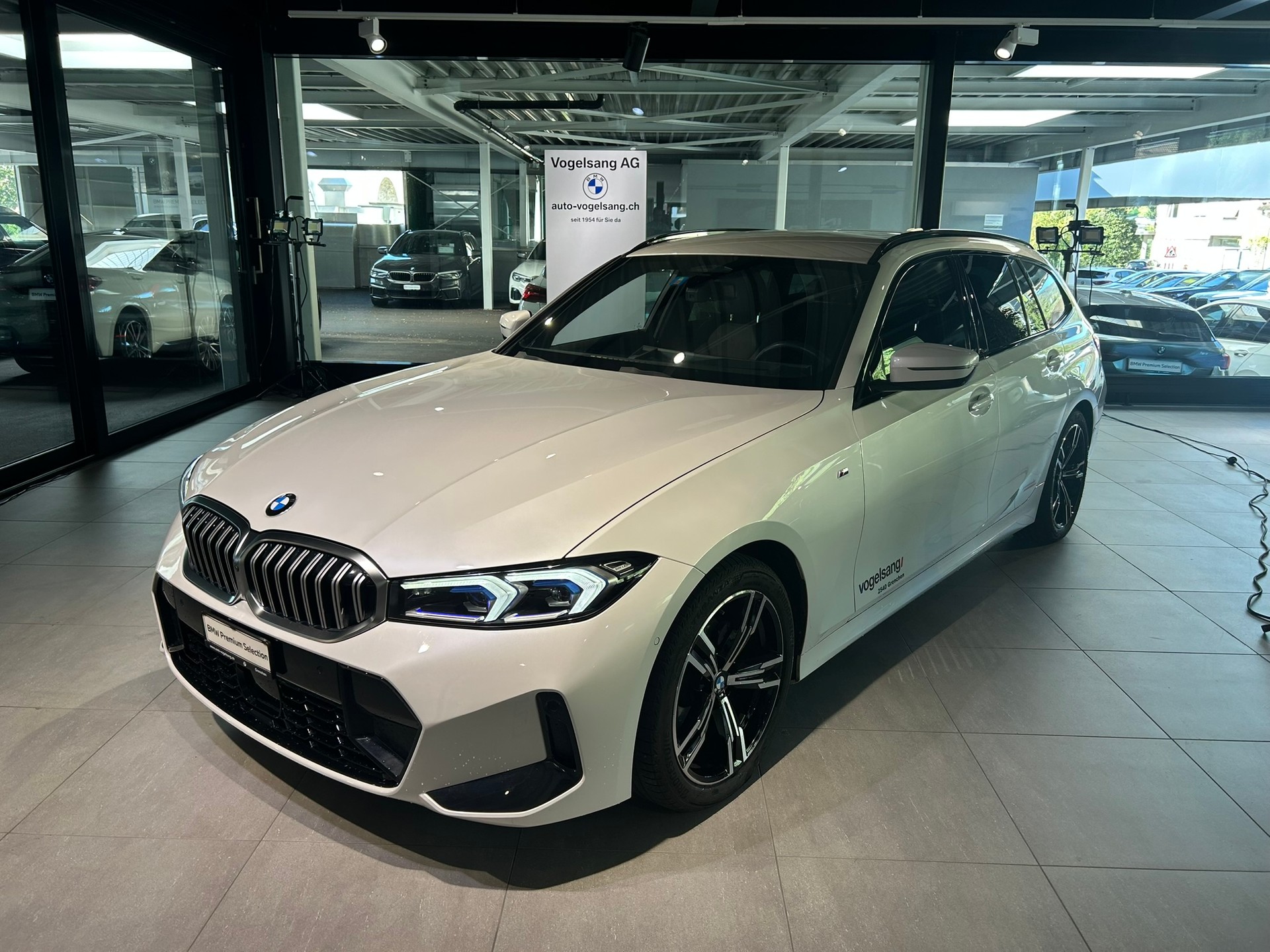 BMW 320d xDrive 48V Touring Steptronic M Sport-showroom-element-2