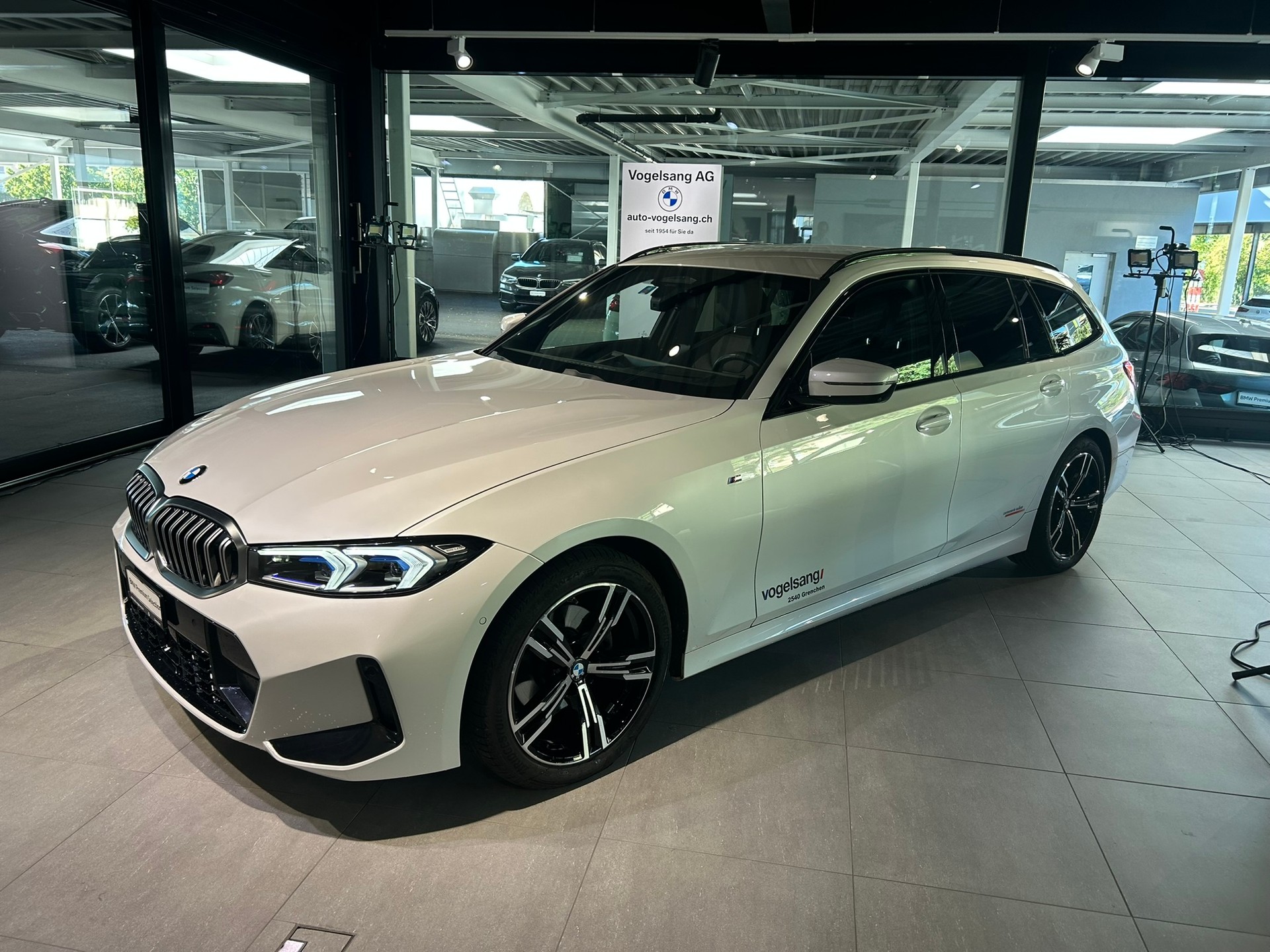 BMW 320d xDrive 48V Touring Steptronic M Sport-showroom-element-1