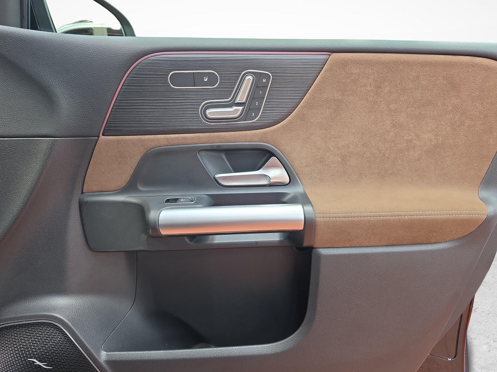MERCEDES-BENZ B 250 4MATIC AMG Line-image-9