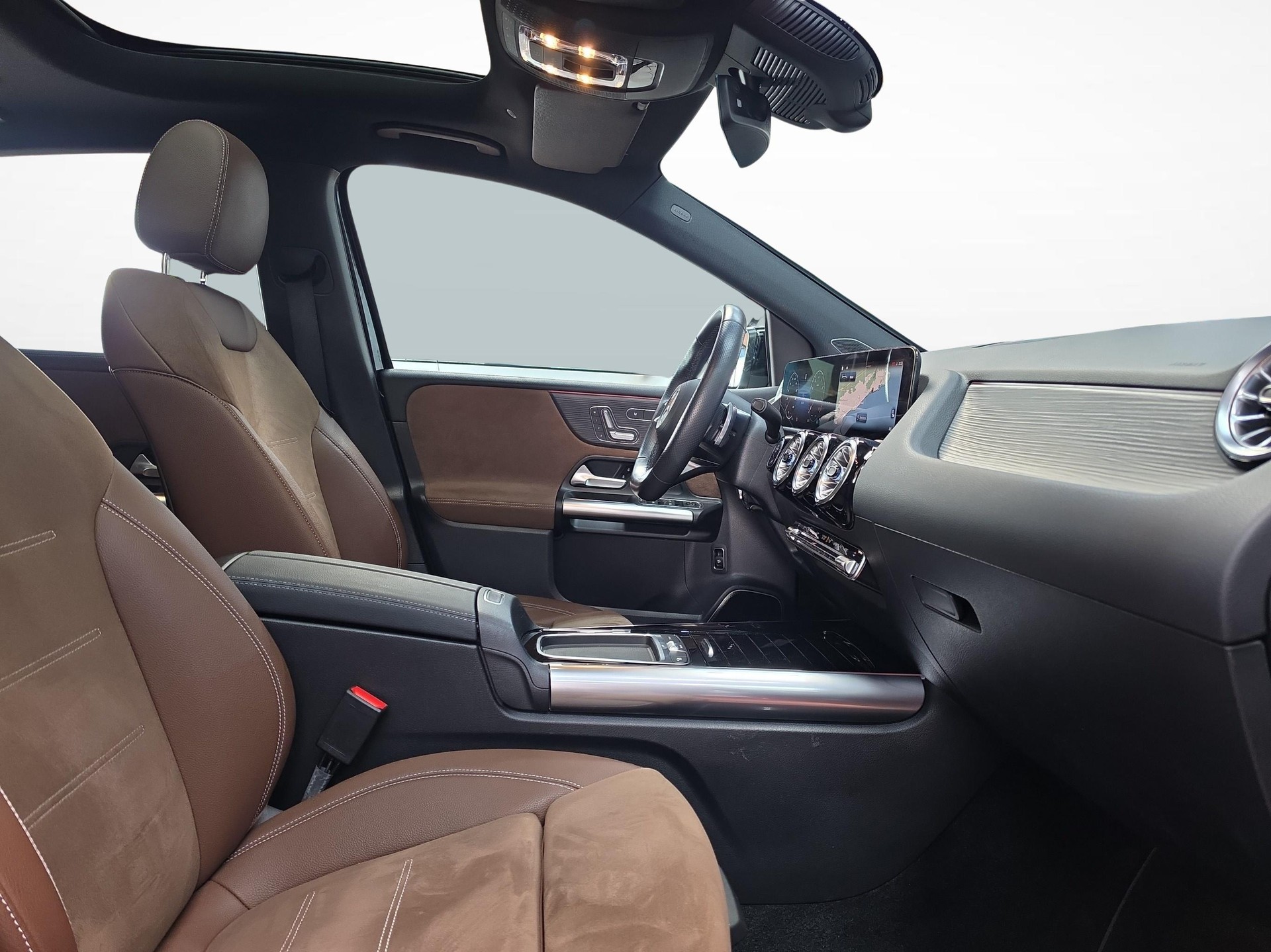 MERCEDES-BENZ B 250 4MATIC AMG Line-image-10