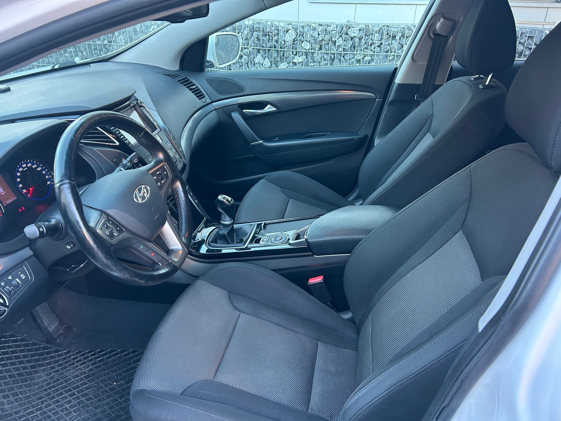 HYUNDAI i40-image-8