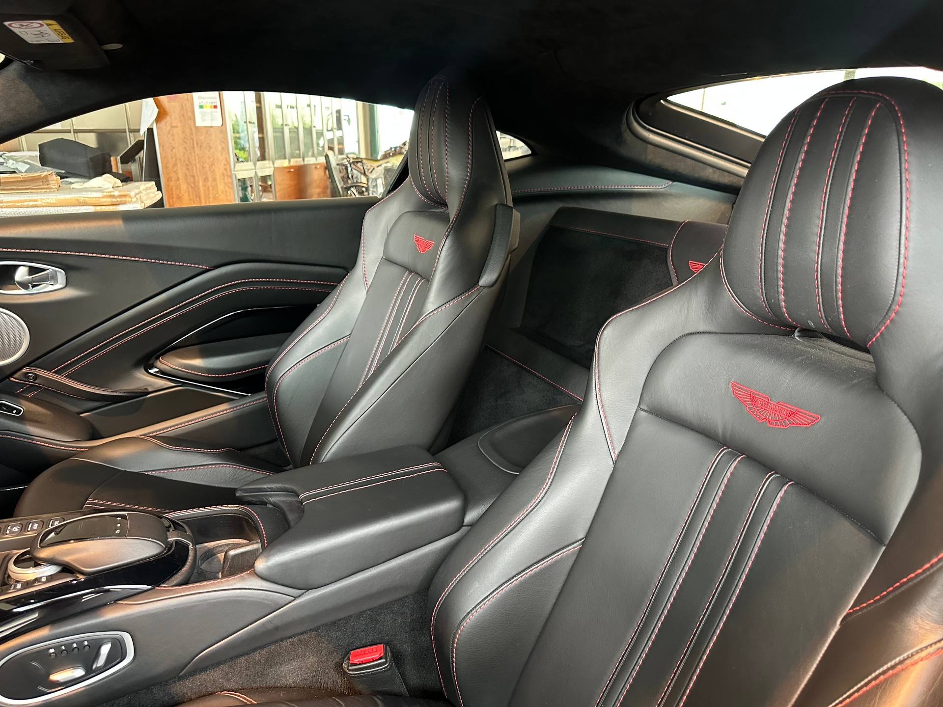 ASTON MARTIN V8 Vantage 4.0 Coupé-image-12