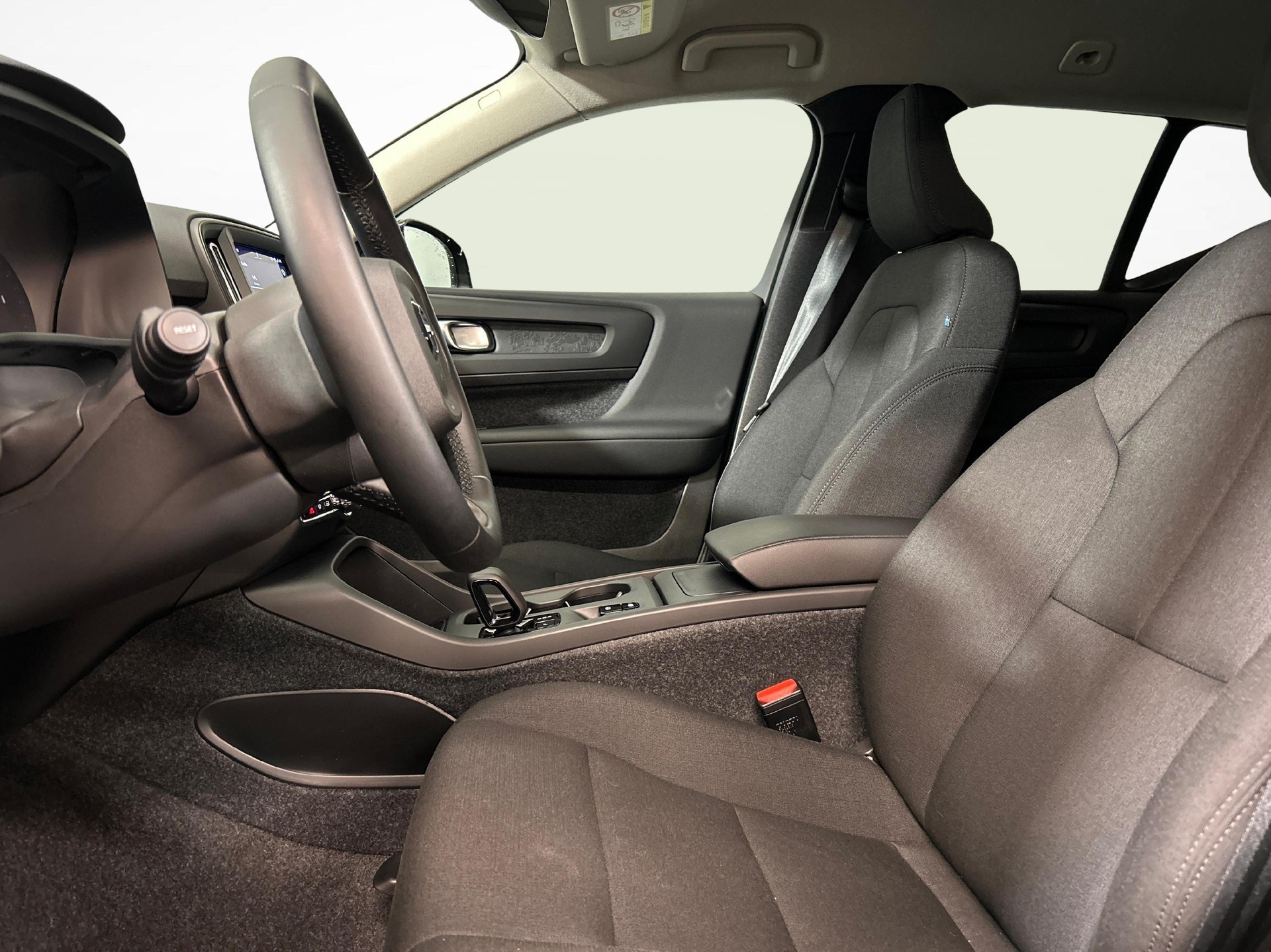 VOLVO XC40 2.0 B3 MH Essential-showroom-element-2