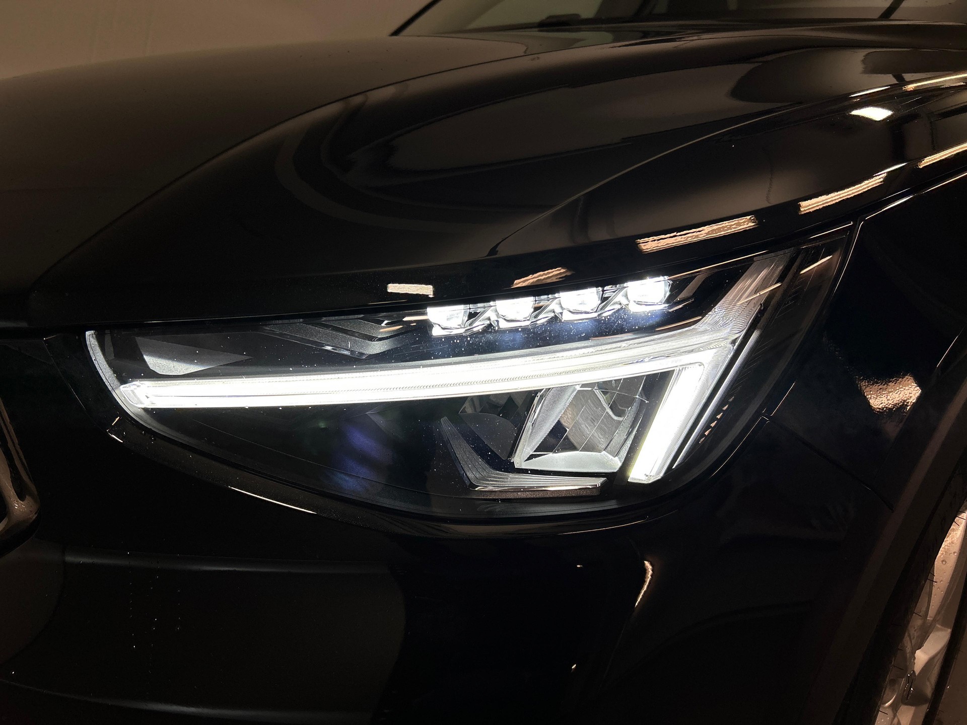 VOLVO XC40 2.0 B3 MH Essential-image-13