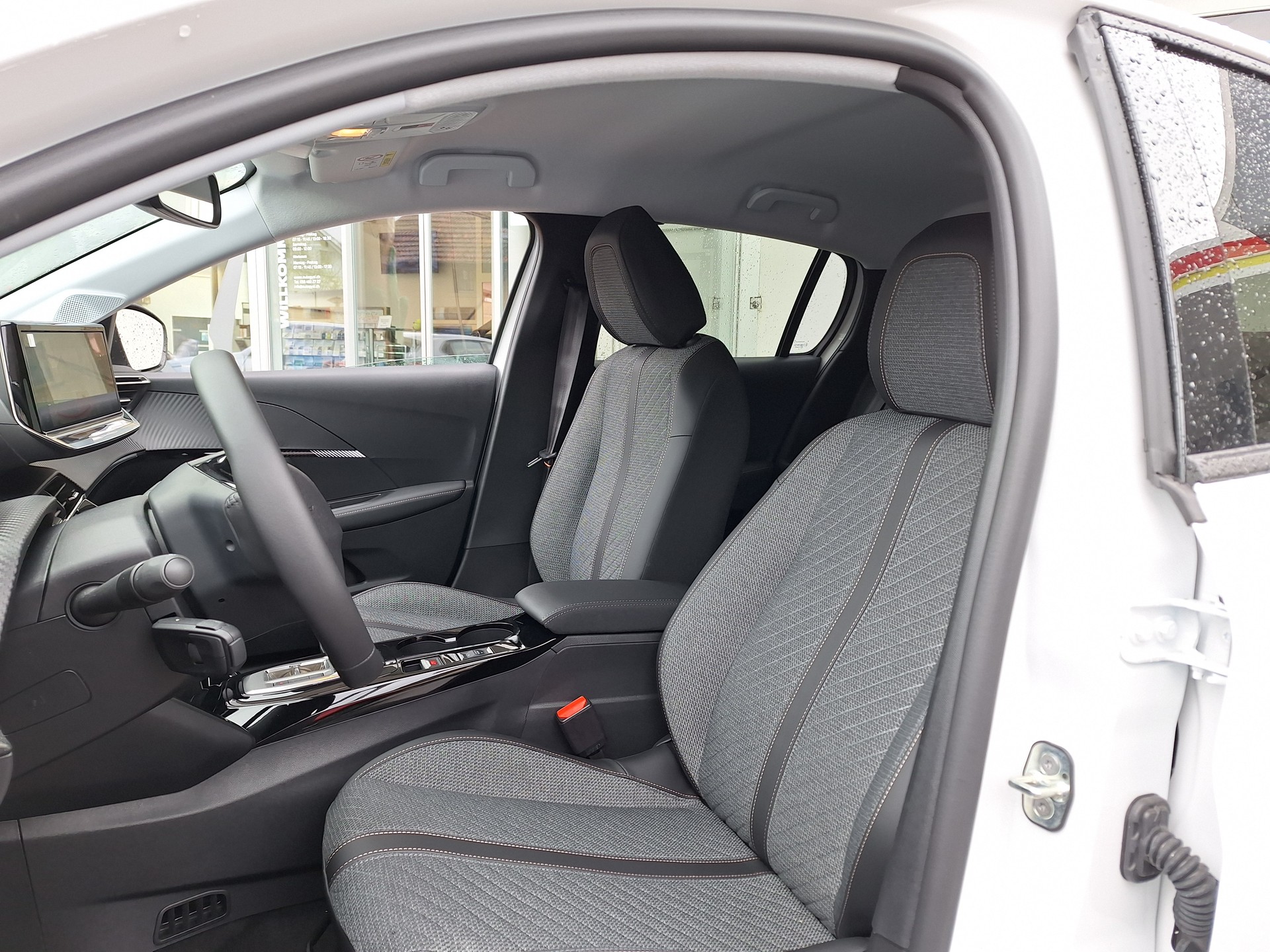 PEUGEOT e-208 Allure Helvetia (440)-image-4