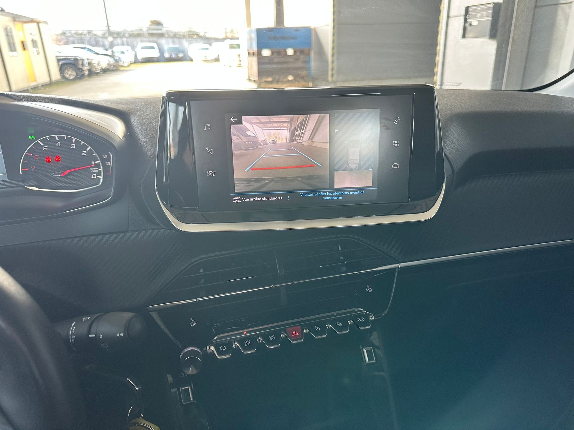 PEUGEOT 208 1.2 PureTech Allure Pack-image-9