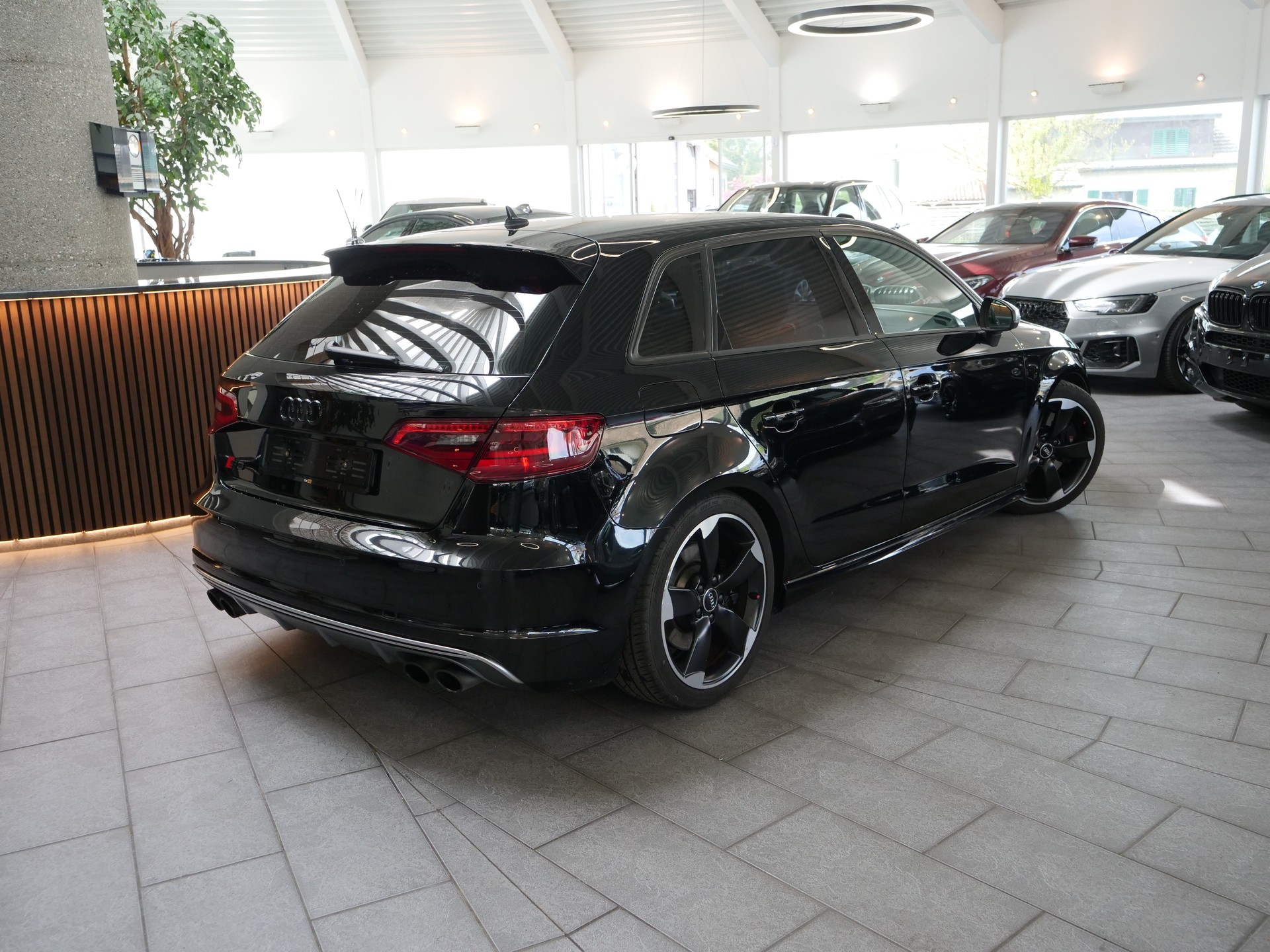 AUDI S3 Sportback 2.0 TFSI quattro S-tronic-showroom-element-1
