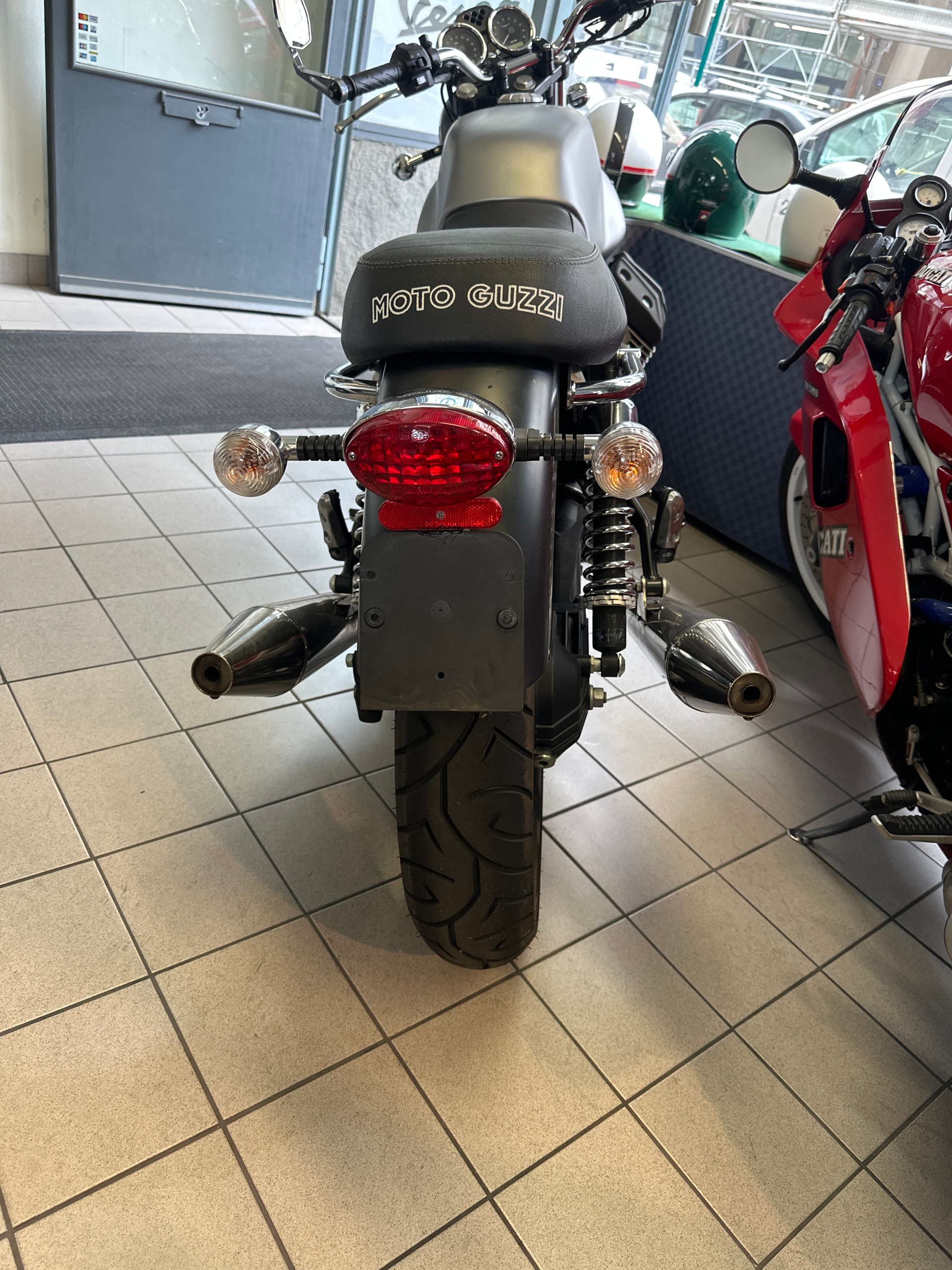 MOTO GUZZI V7-image-1