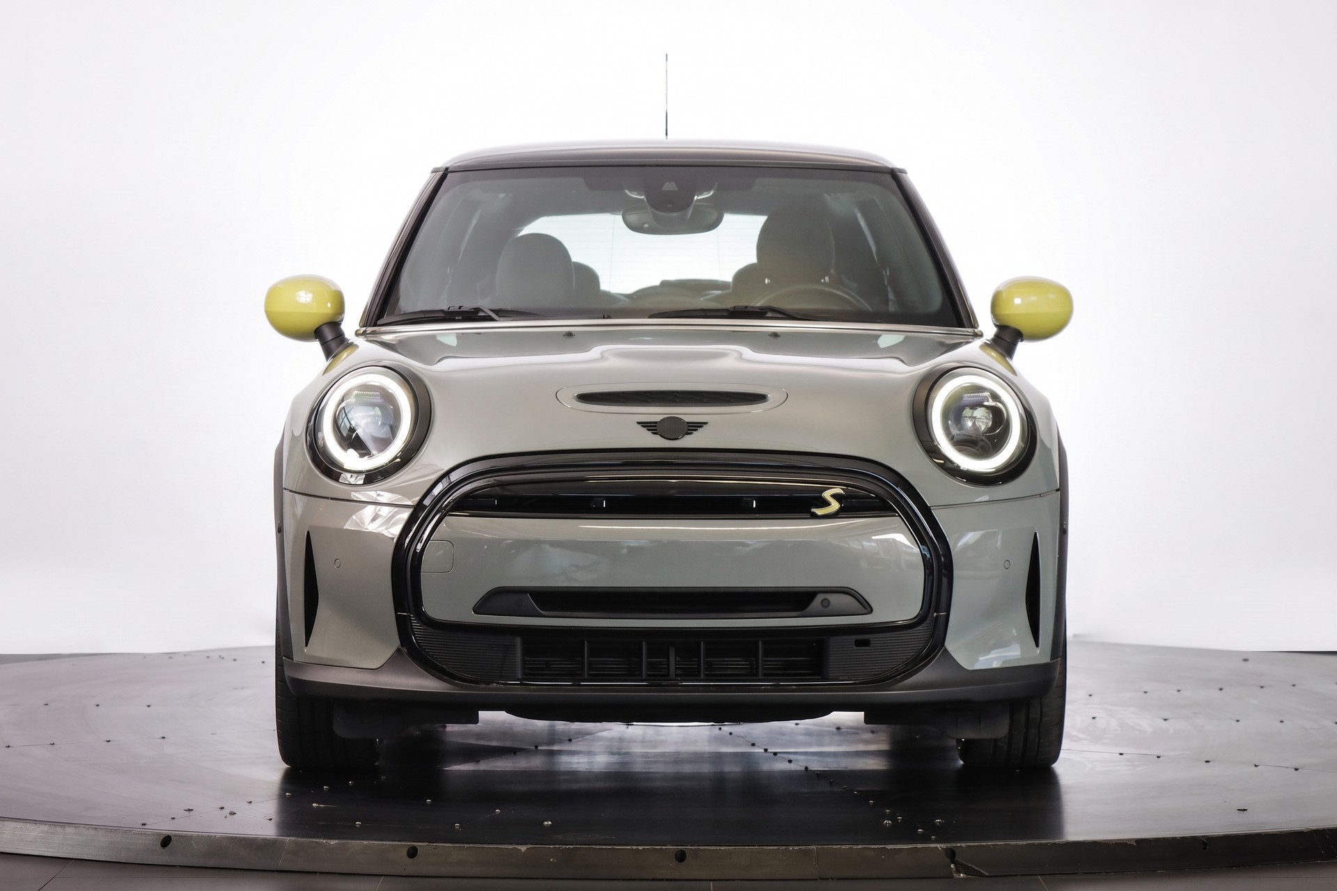 MINI Cooper SE-showroom-element-1