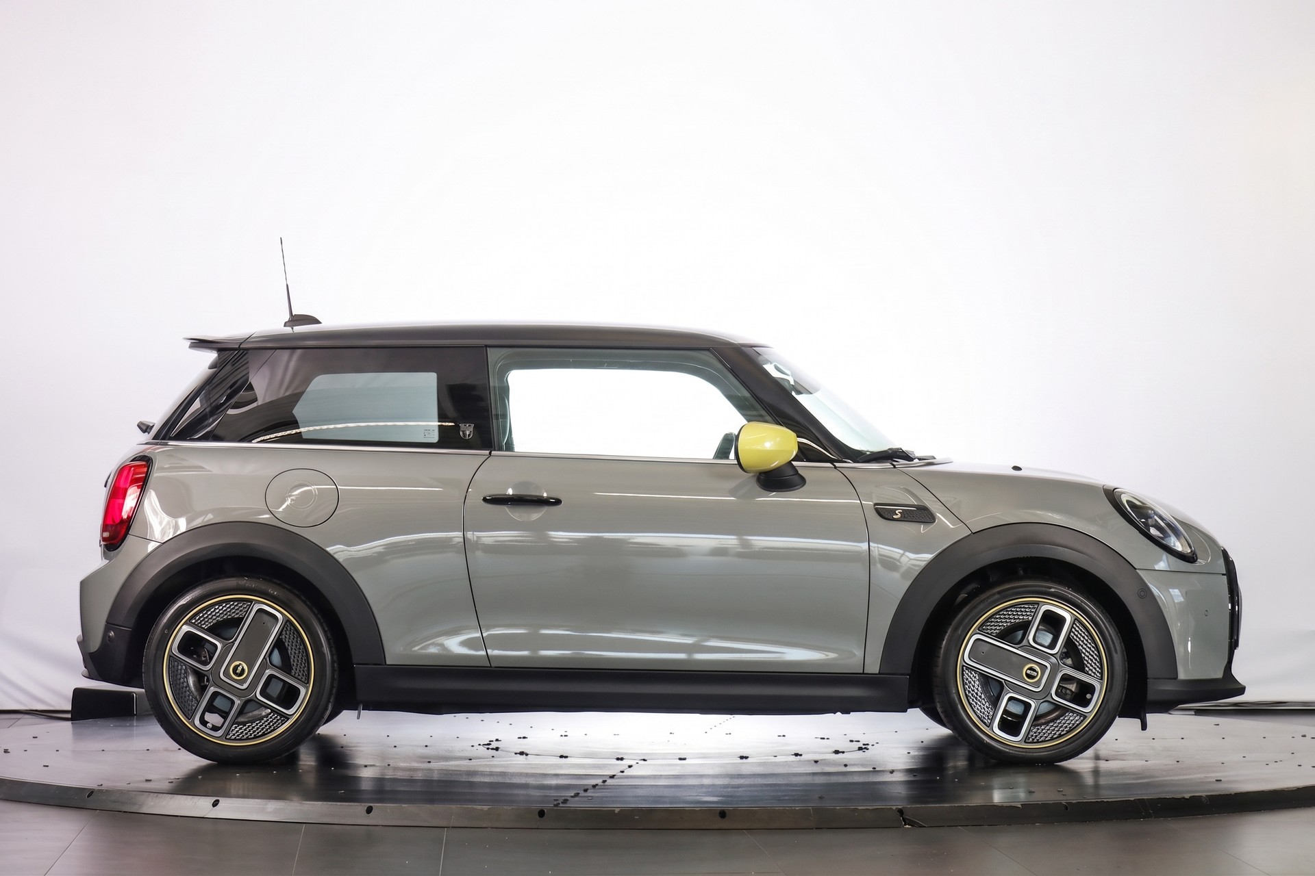 MINI Cooper SE-showroom-element-3