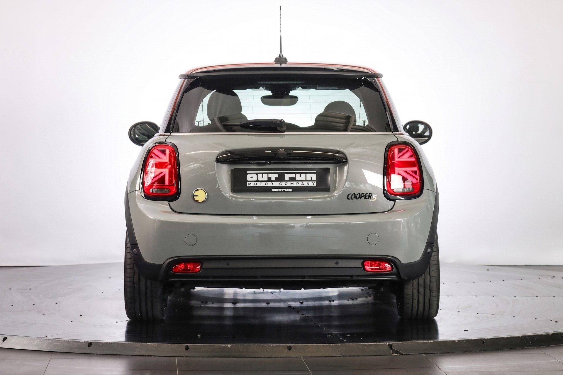 MINI Cooper SE-showroom-element-2