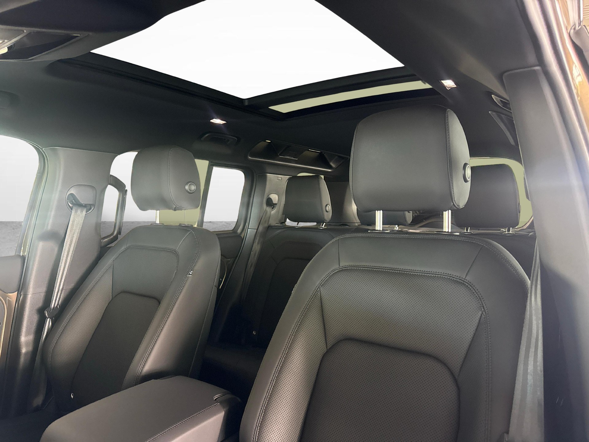 LAND ROVER Defender 110 3.0 D I6 250 X-Dynamic SE-image-14
