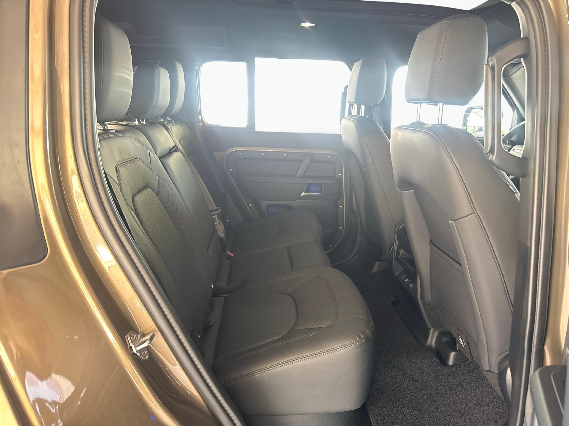 LAND ROVER Defender 110 3.0 D I6 250 X-Dynamic SE-image-10