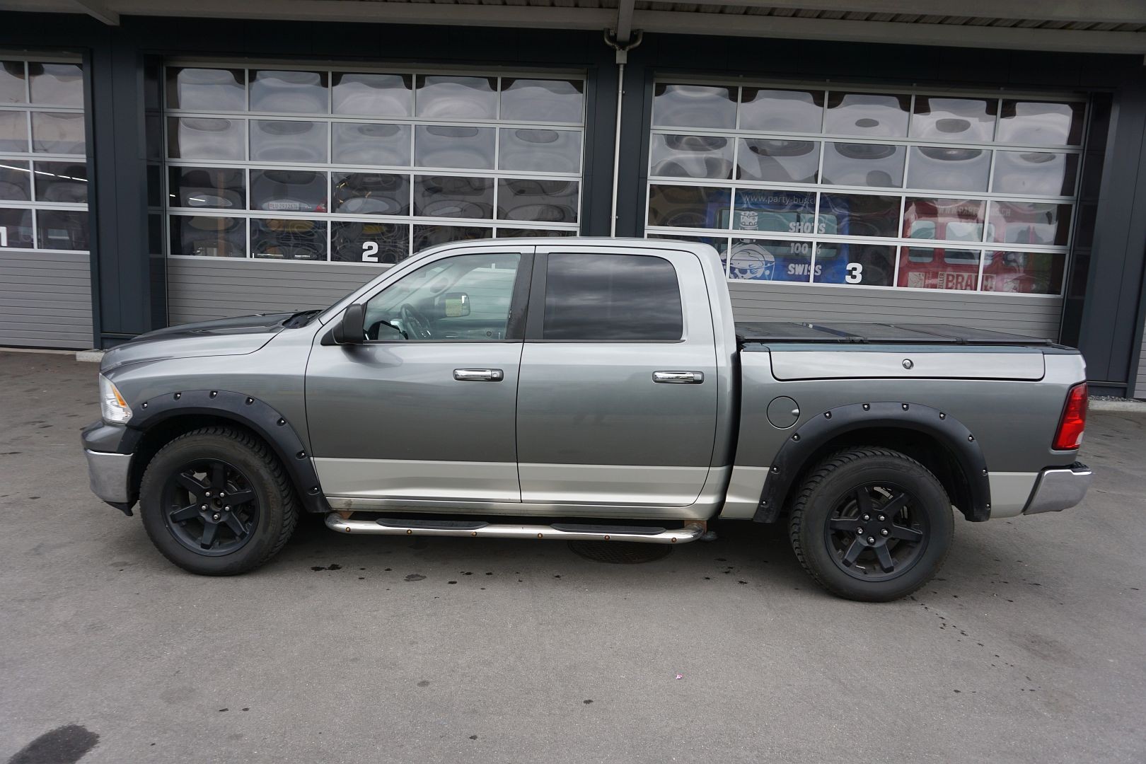 DODGE Ram Laramie-showroom-element-1
