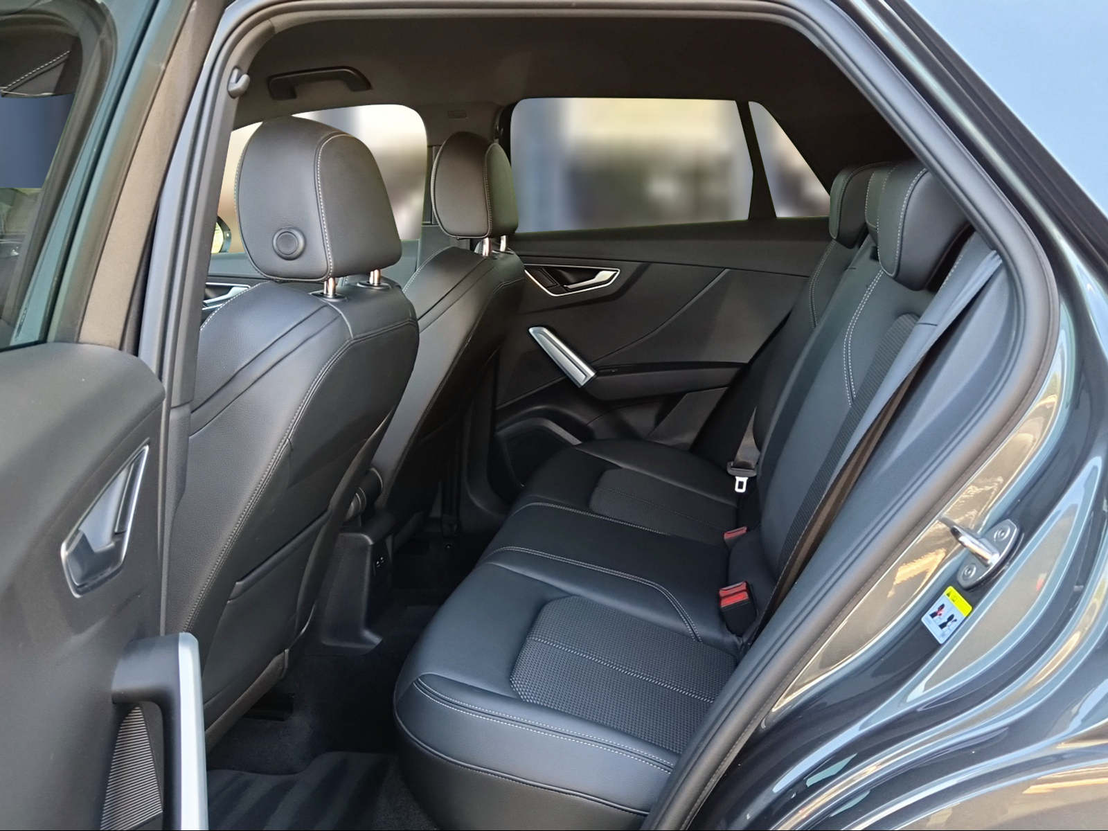 AUDI Q2 40 TFSI S line Attraction quattro S-tronic Daytonagrau Perleffekt-image-9