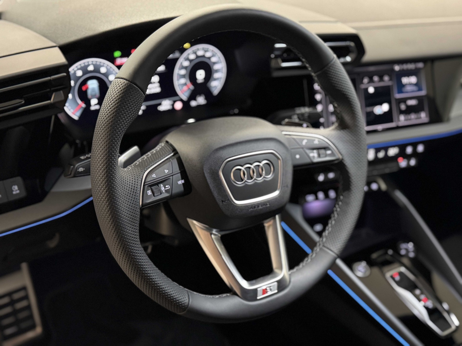 AUDI A3 Sportback TFSI 150 kW quattro S line S tronic-image-11