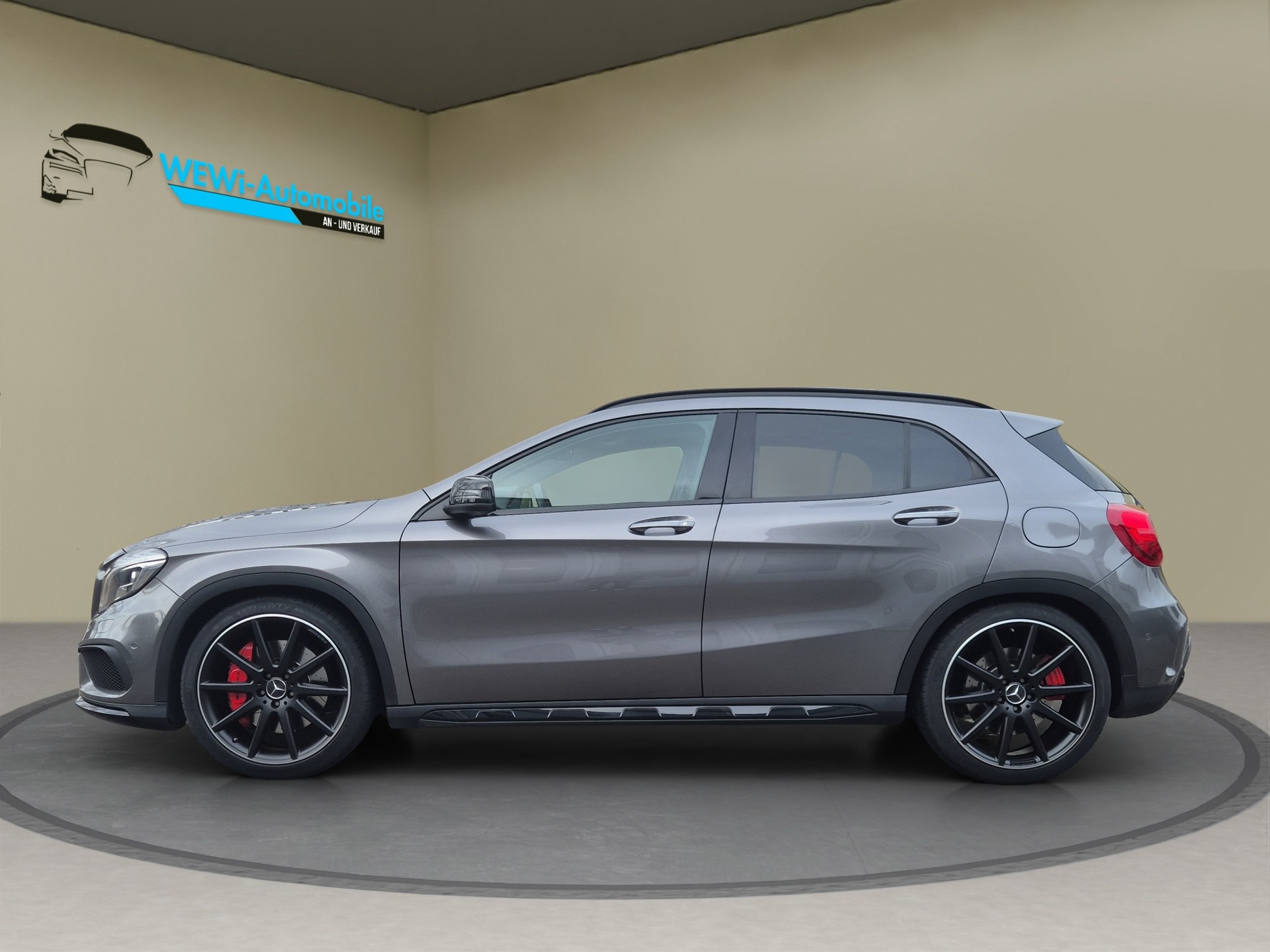 MERCEDES-BENZ GLA 45 AMG 4Matic 7G-DCT-showroom-element-3