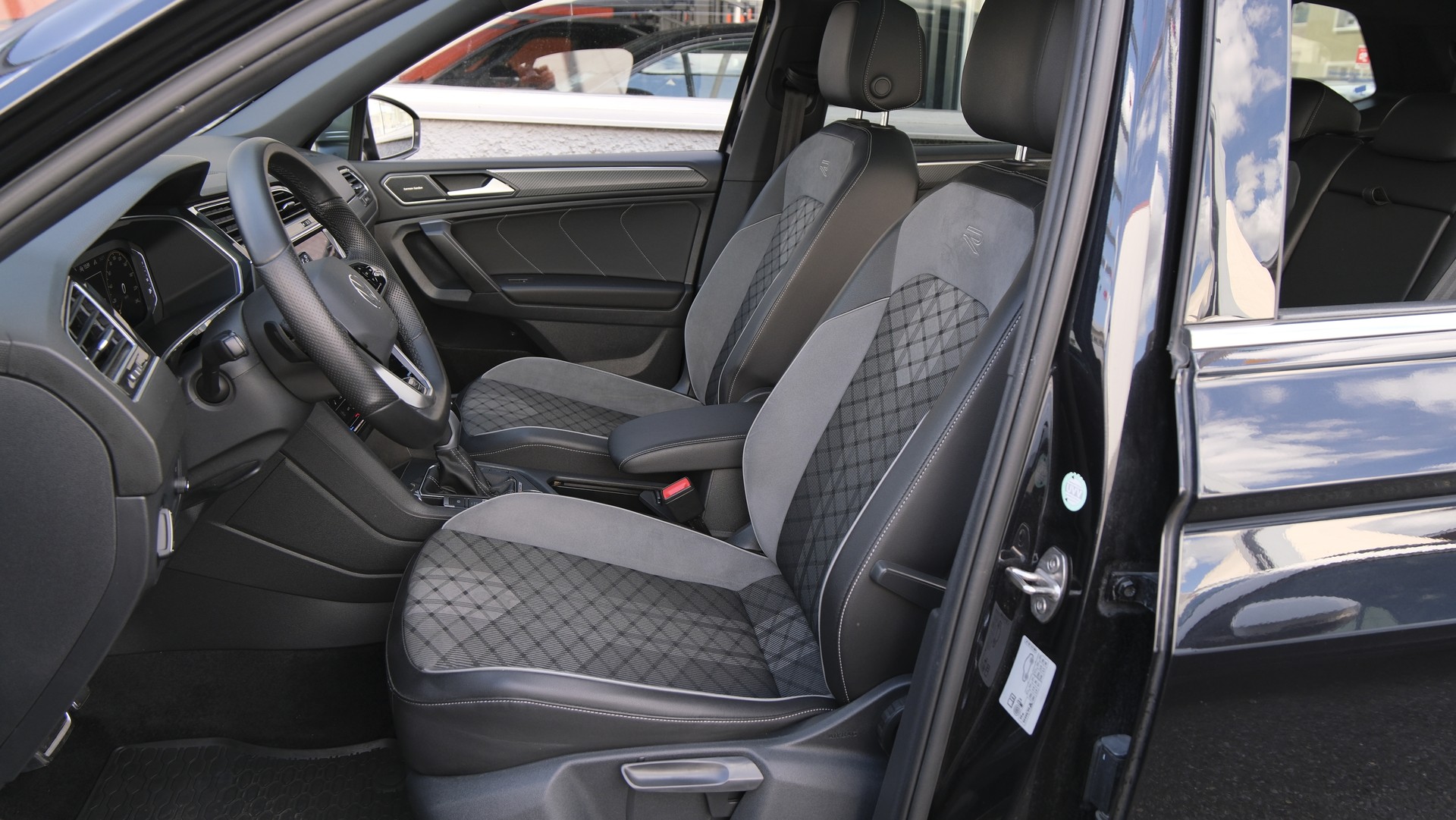 VW Tiguan Allspace 2.0TSI R-Line 4Motion DSG-showroom-element-3