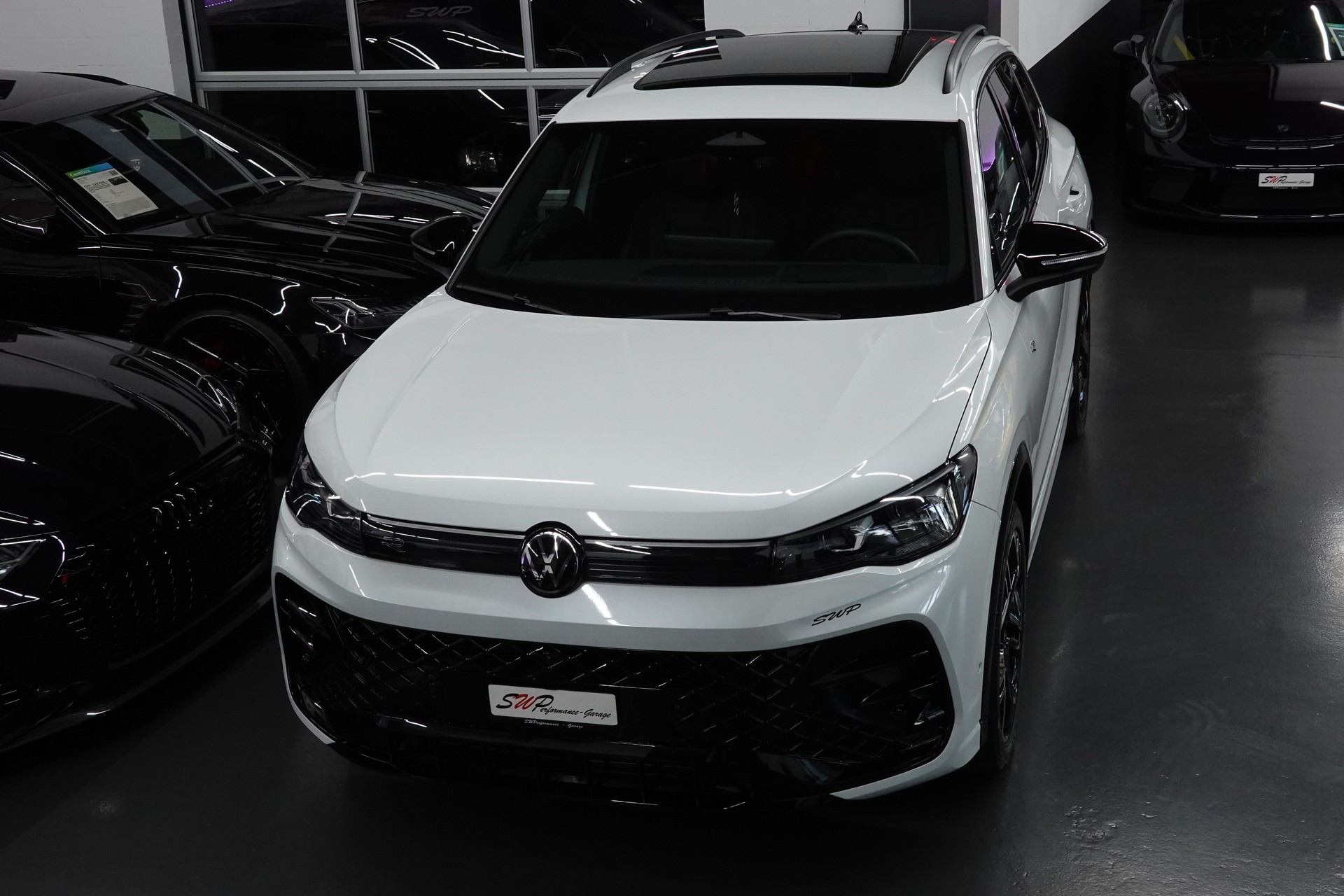VW TIGUAN 2.0 TSI DSG R-LINE 4MOTION STANDHEIZUNG AHL 2,3t PERL FULL ON TOP-showroom-element-2