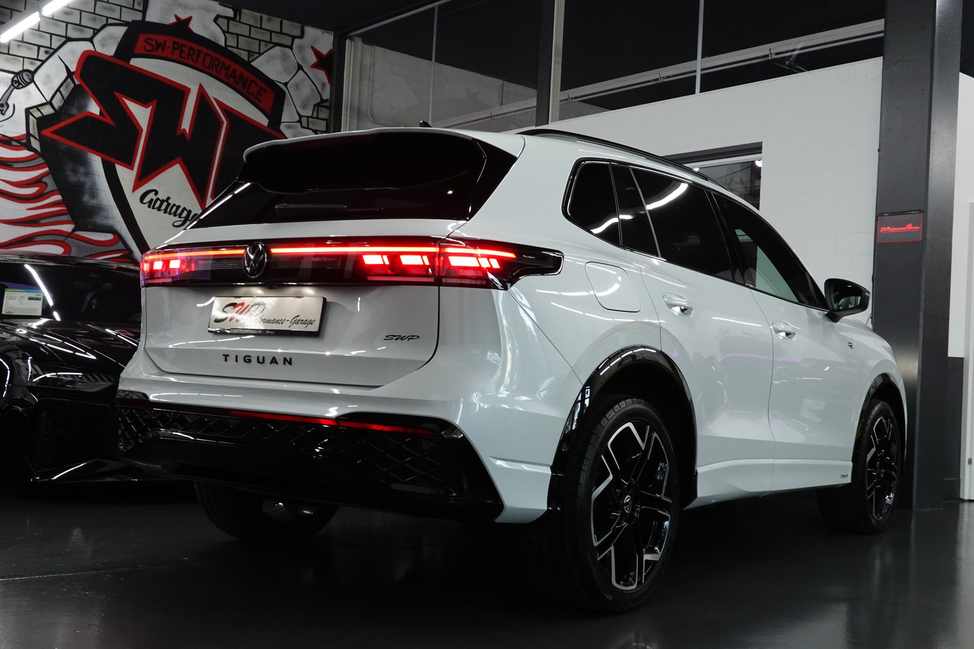 VW TIGUAN 2.0 TSI DSG R-LINE 4MOTION STANDHEIZUNG AHL 2,3t PERL FULL ON TOP-image-24