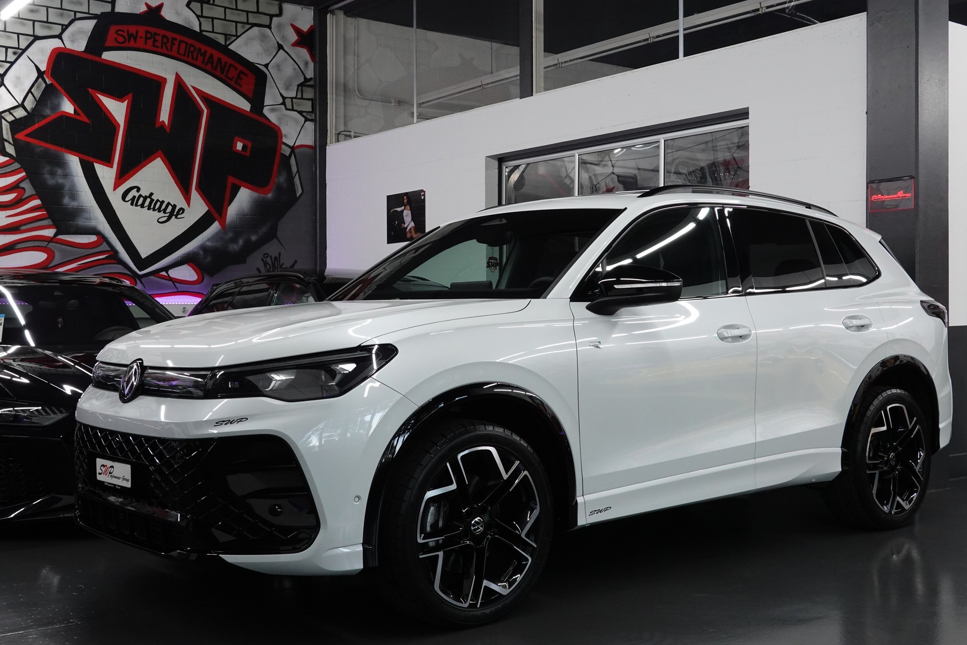 VW TIGUAN 2.0 TSI DSG R-LINE 4MOTION STANDHEIZUNG AHL 2,3t PERL FULL ON TOP