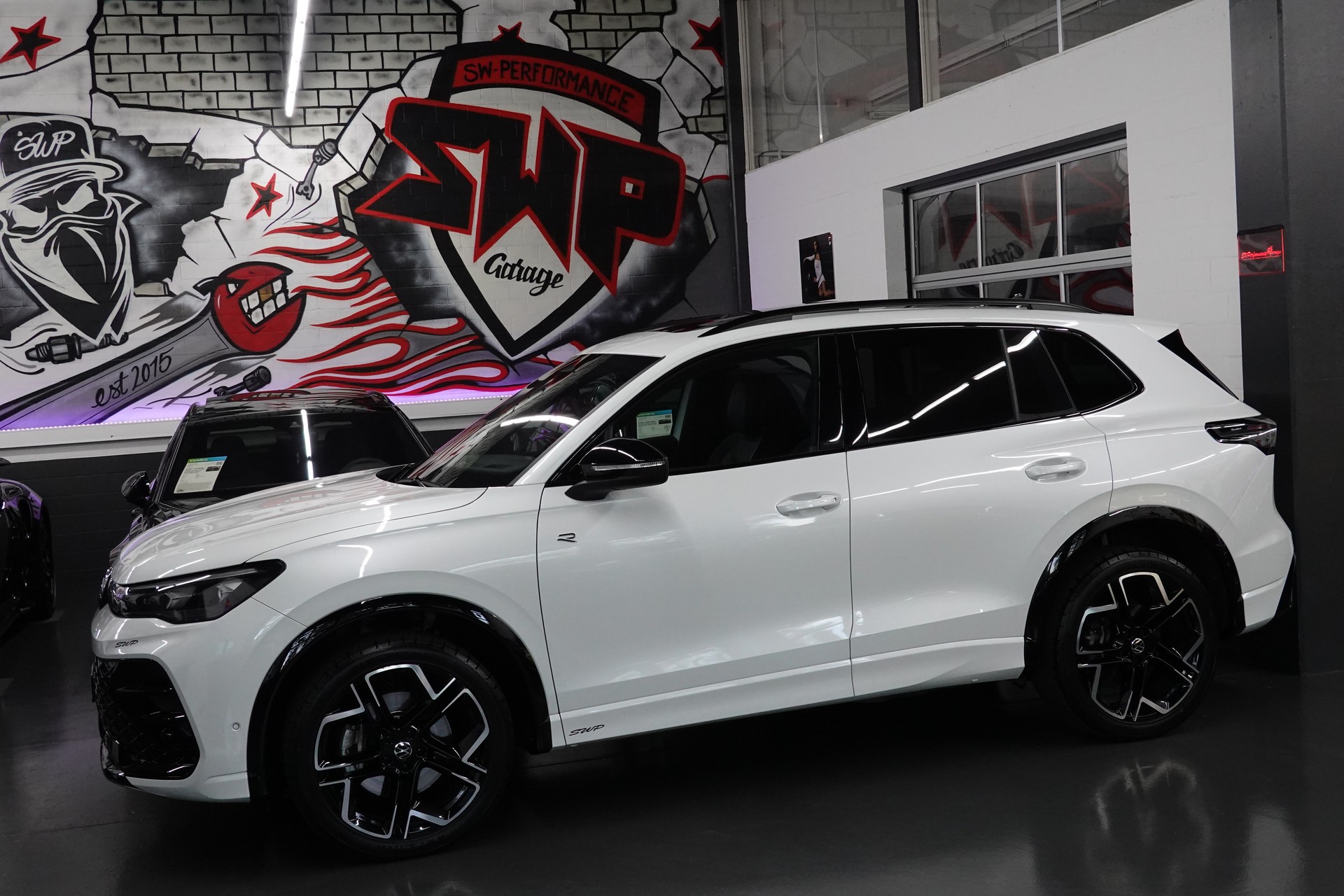 VW TIGUAN 2.0 TSI DSG R-LINE 4MOTION STANDHEIZUNG AHL 2,3t PERL FULL ON TOP-showroom-element-1
