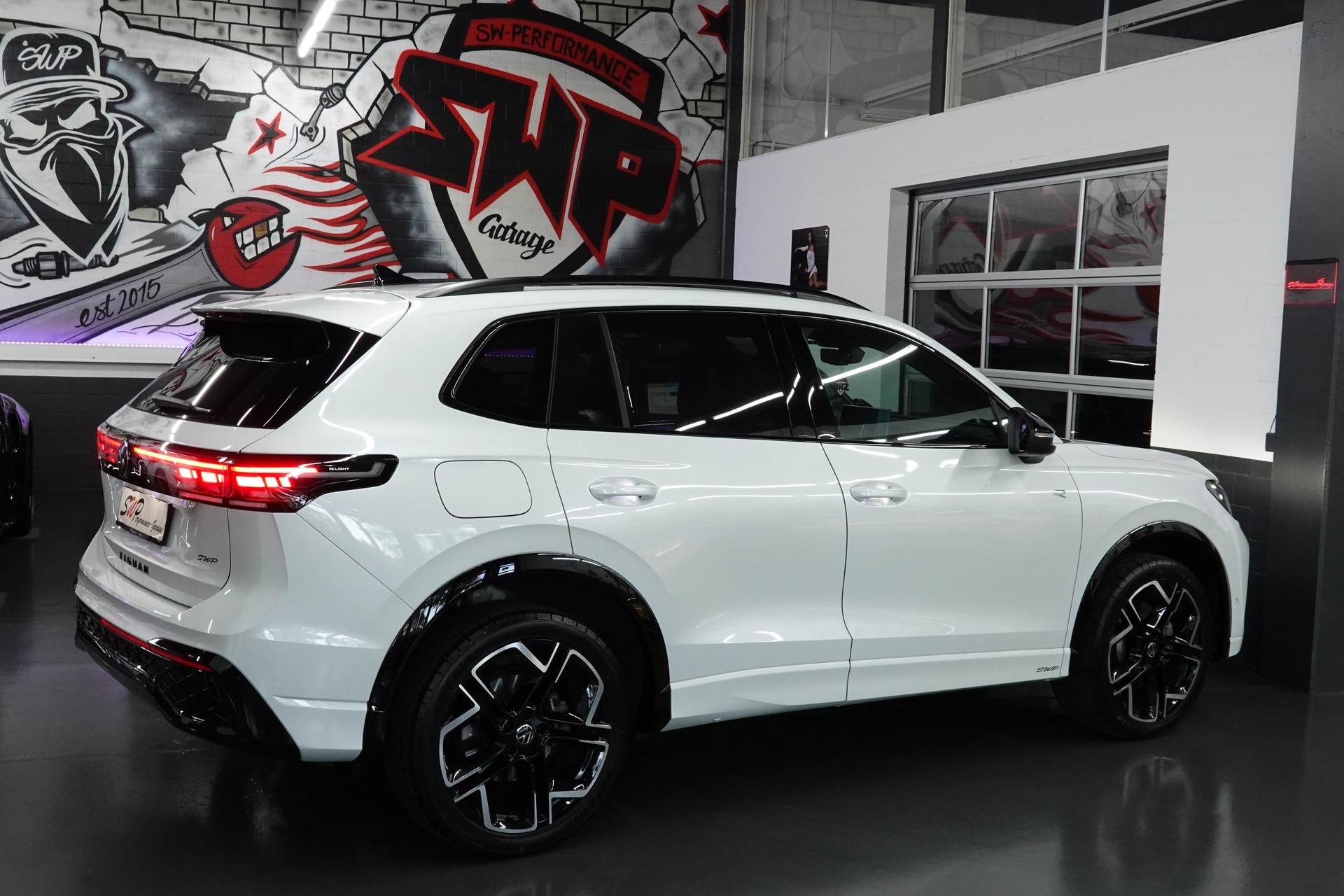VW TIGUAN 2.0 TSI DSG R-LINE 4MOTION STANDHEIZUNG AHL 2,3t PERL FULL ON TOP-image-25