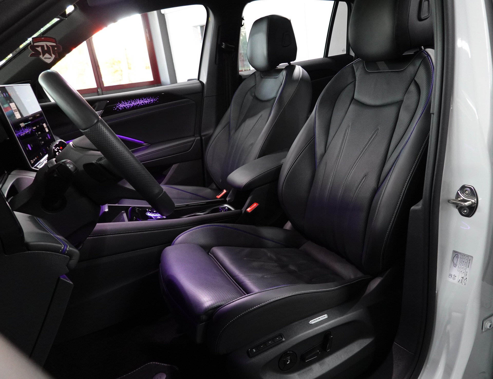 VW TIGUAN 2.0 TSI DSG R-LINE 4MOTION STANDHEIZUNG AHL 2,3t PERL FULL ON TOP-image-42