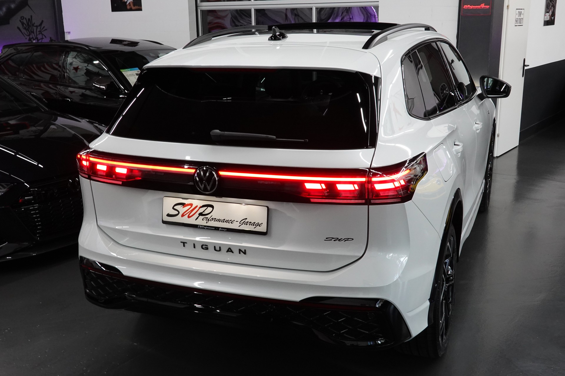 VW TIGUAN 2.0 TSI DSG R-LINE 4MOTION STANDHEIZUNG AHL 2,3t PERL FULL ON TOP-image-27