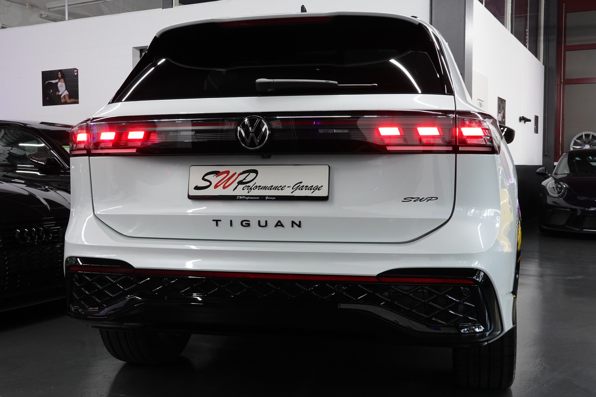 VW TIGUAN 2.0 TSI DSG R-LINE 4MOTION STANDHEIZUNG AHL 2,3t PERL FULL ON TOP-image-28
