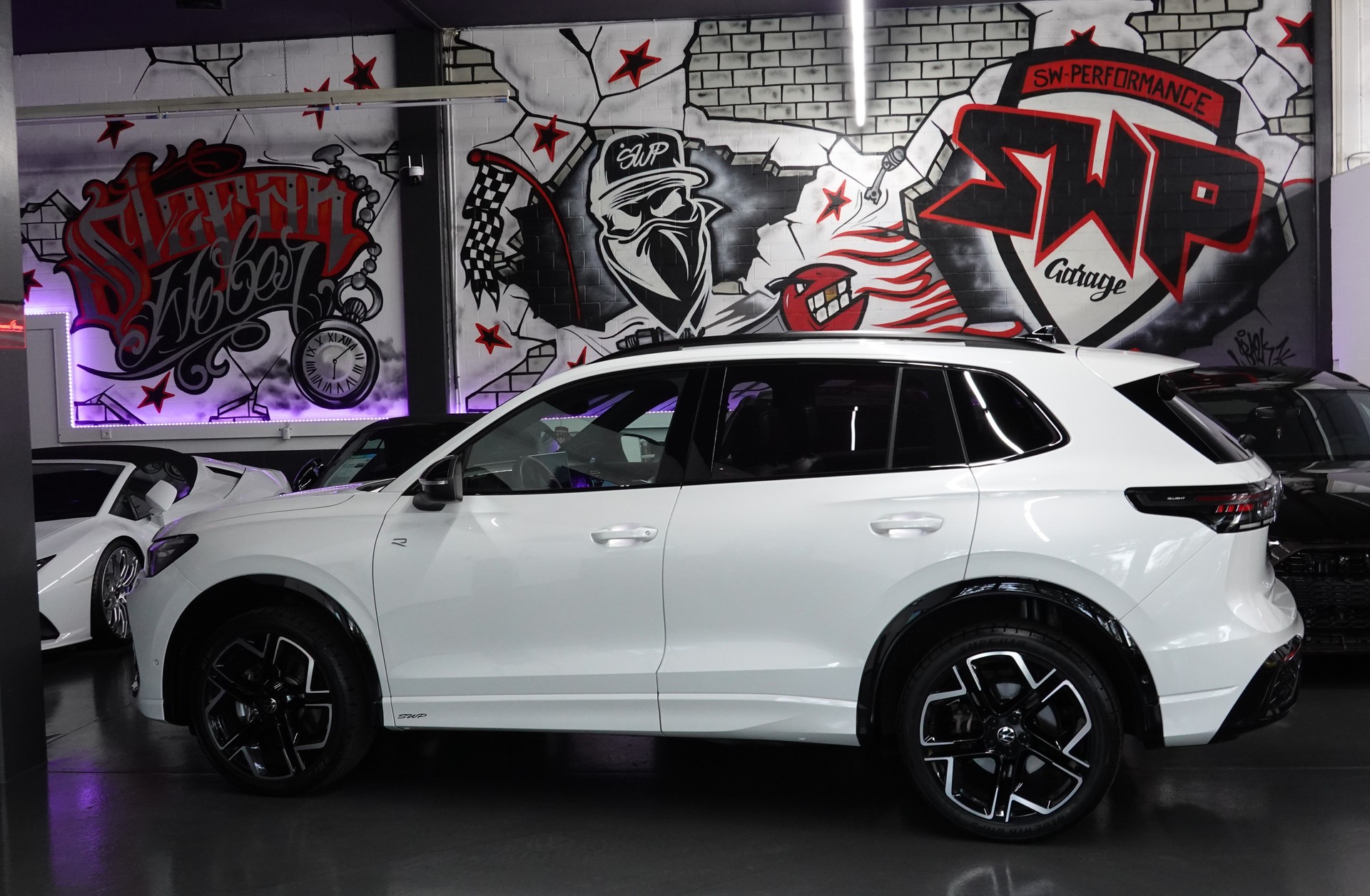 VW TIGUAN 2.0 TSI DSG R-LINE 4MOTION STANDHEIZUNG AHL 2,3t PERL FULL ON TOP-image-11