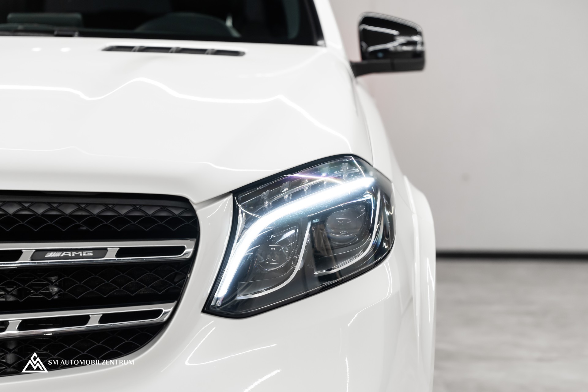 MERCEDES-BENZ GLS 63 V8 AMG / Panoramadach / 360° / Massage / Sitzbelüftung / Night Paket /-showroom-element-2