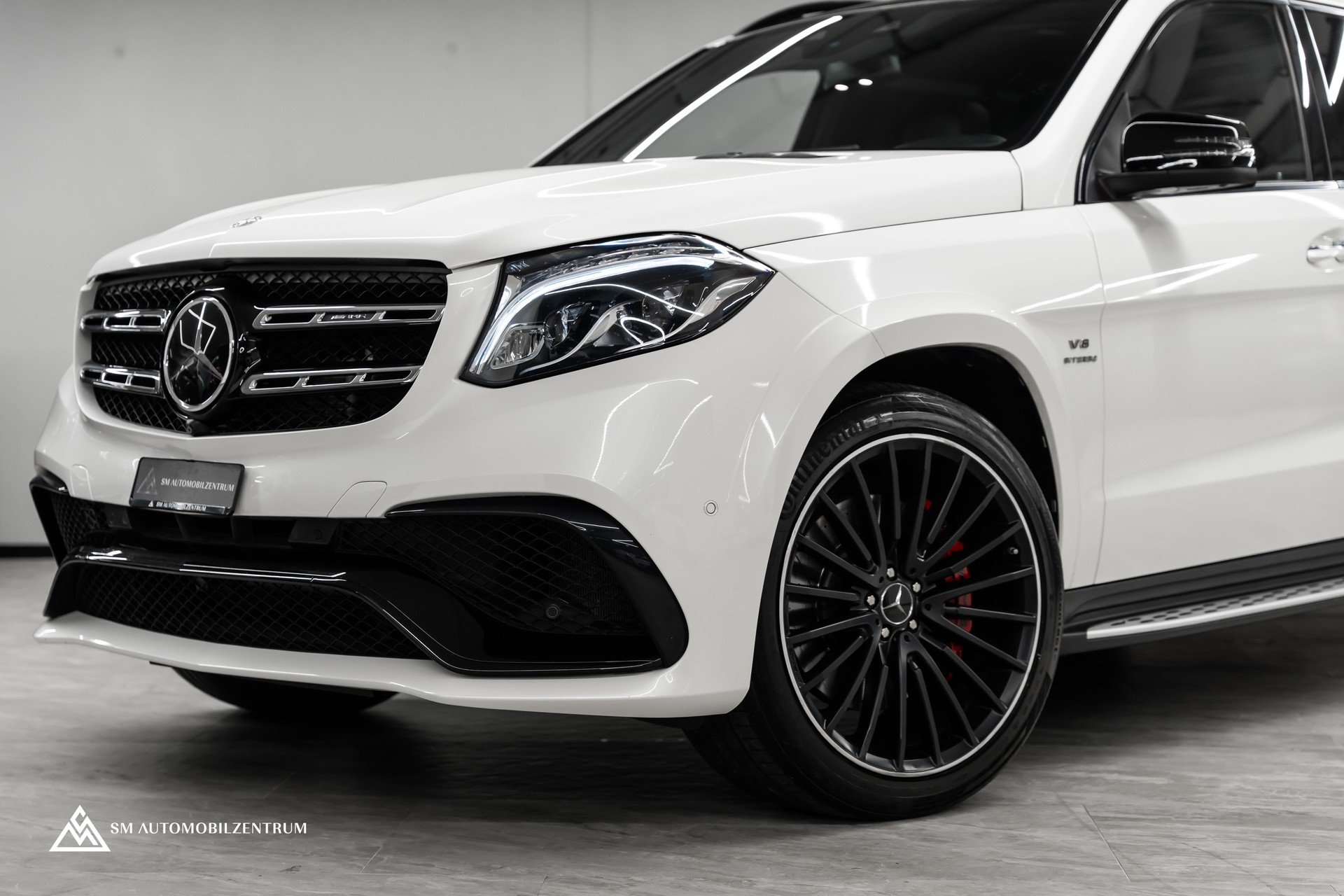 MERCEDES-BENZ GLS 63 V8 AMG / Panoramadach / 360° / Massage / Sitzbelüftung / Night Paket /-showroom-element-3