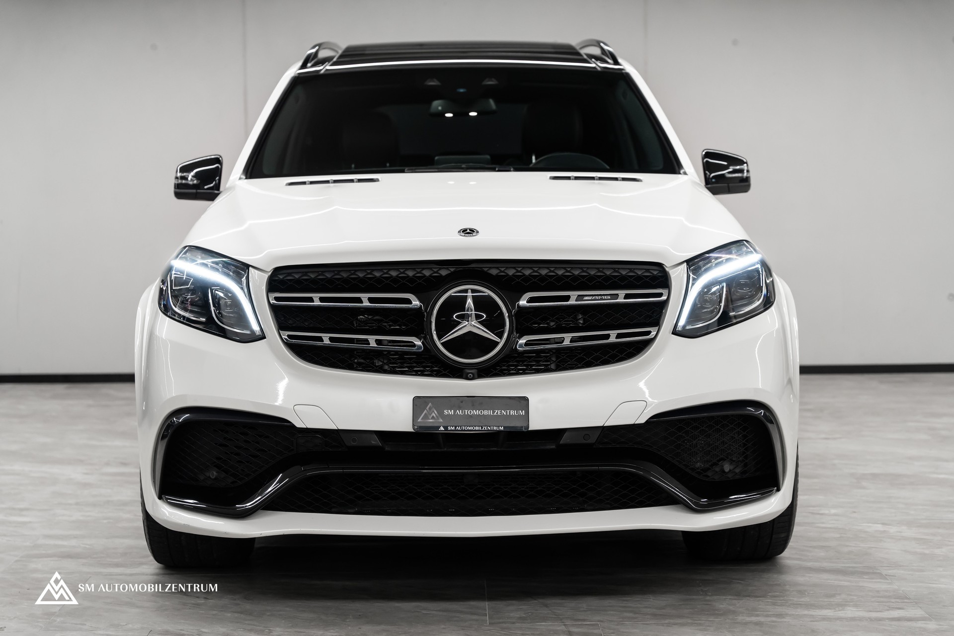 MERCEDES-BENZ GLS 63 V8 AMG / Panoramadach / 360° / Massage / Sitzbelüftung / Night Paket /-showroom-element-1