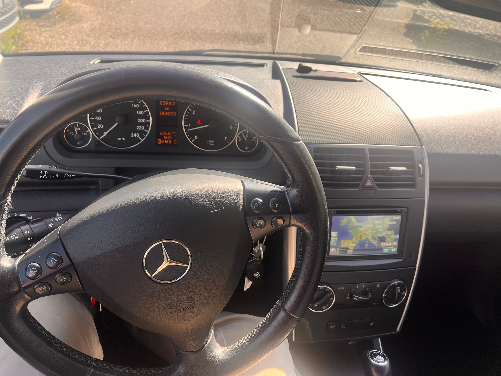 MERCEDES-BENZ A 180 Avantgarde Selection Autotronic-image-12