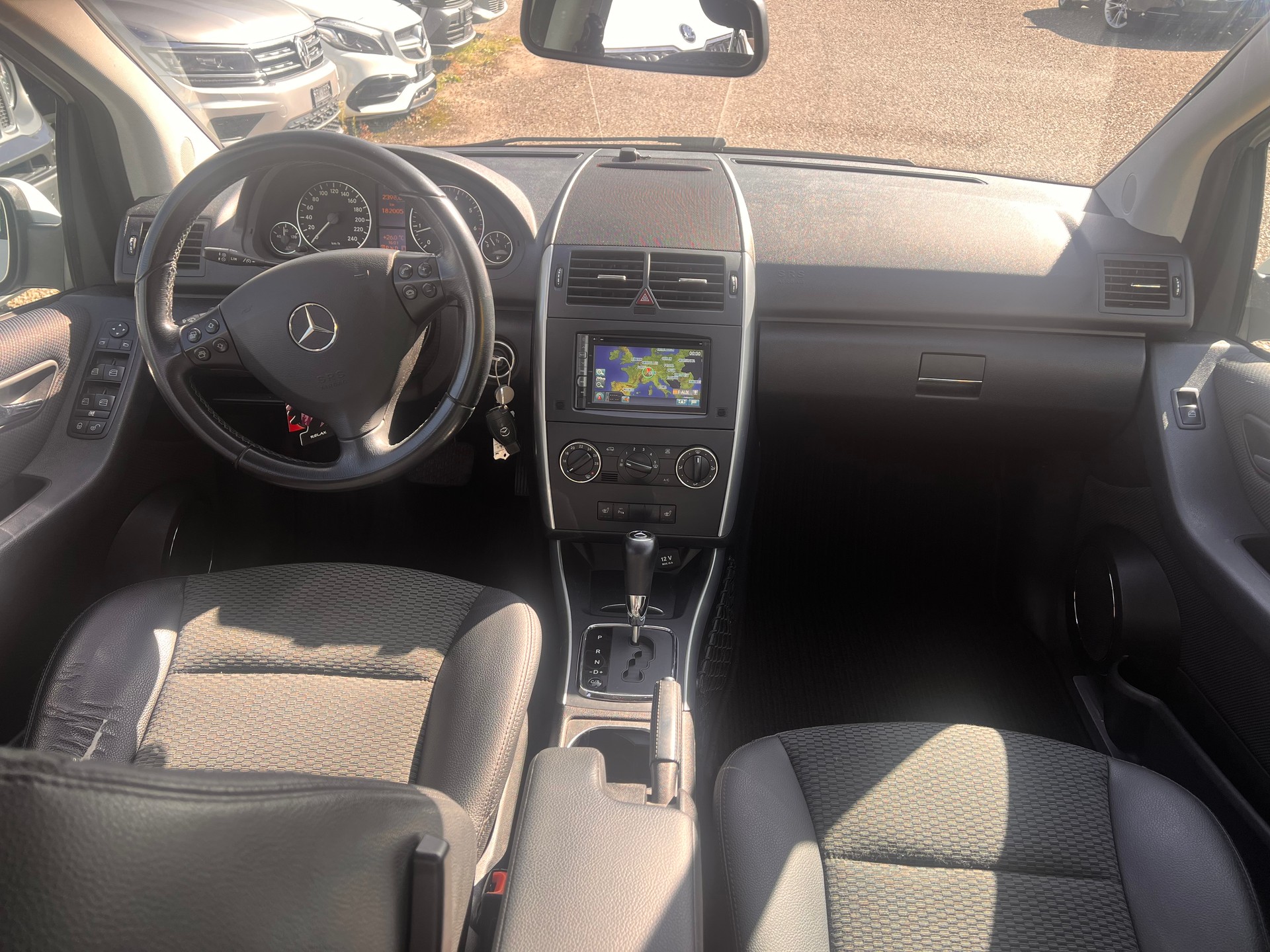MERCEDES-BENZ A 180 Avantgarde Selection Autotronic-image-7