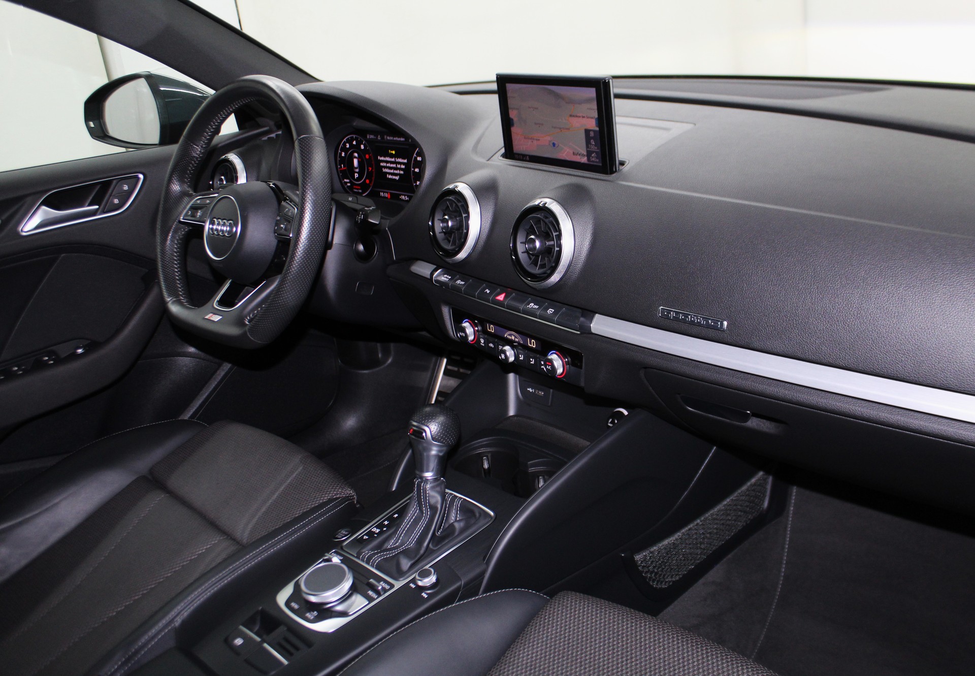 AUDI A3 Sportback 2.0 TFSI Sport quattro S-tronic S line Sportpaket / CH-Fahrzeug-image-11