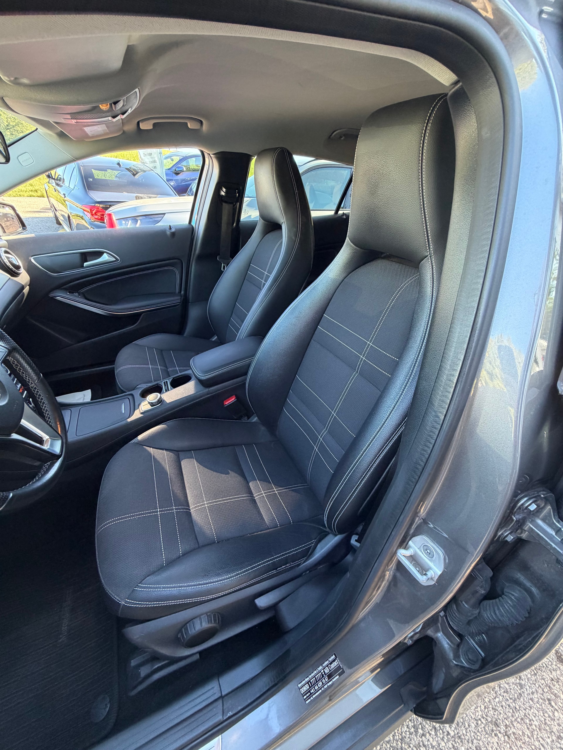 MERCEDES-BENZ GLA 200 Night Star 7G-DCT-showroom-element-3