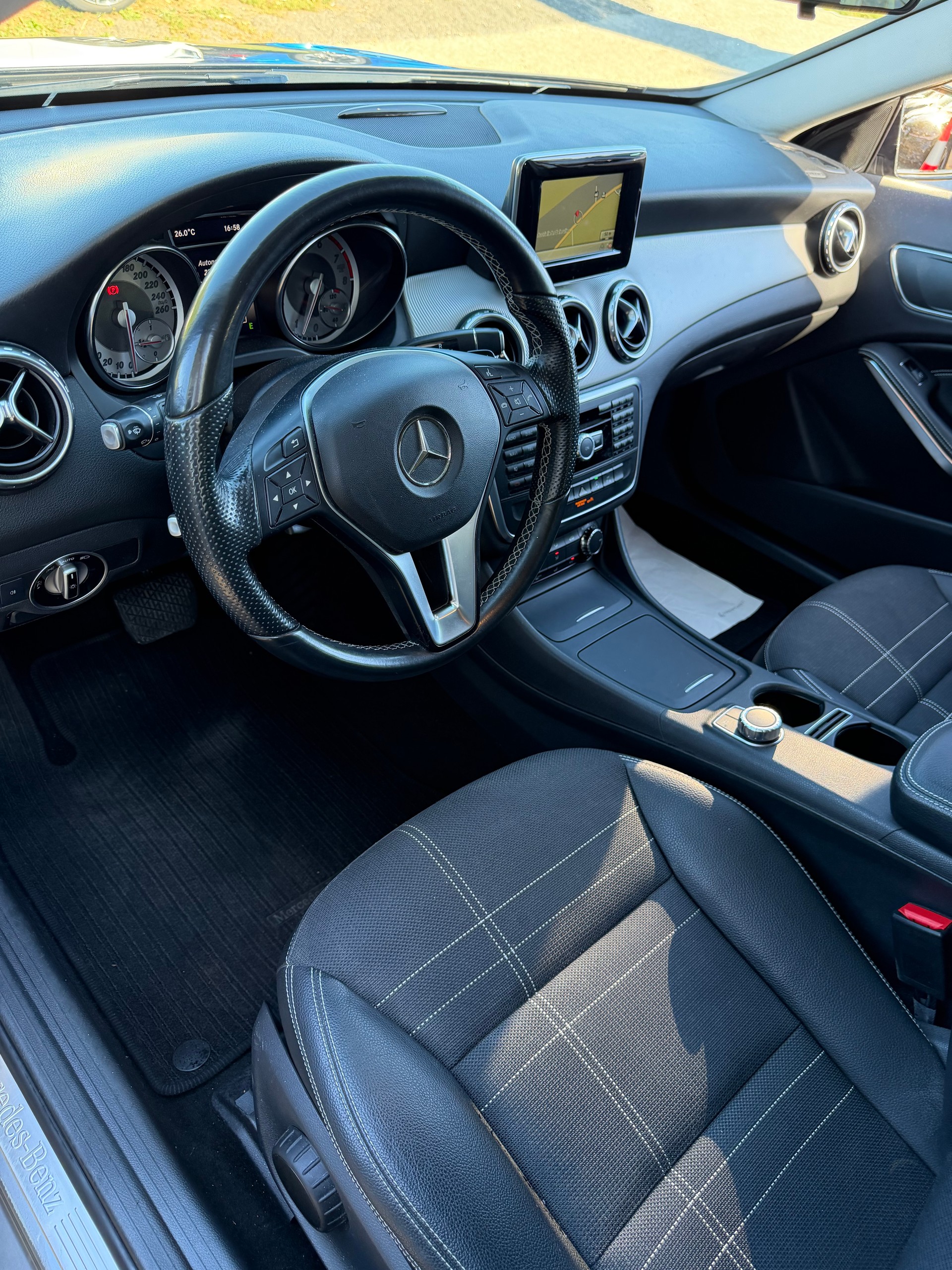 MERCEDES-BENZ GLA 200 Night Star 7G-DCT-showroom-element-2