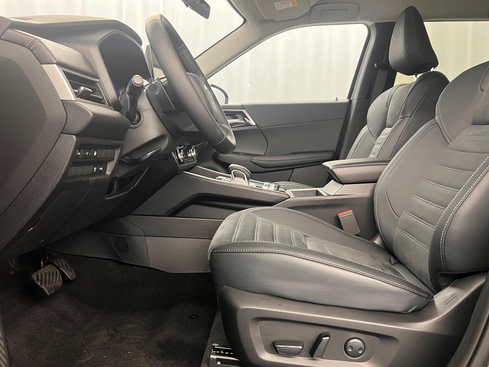 MITSUBISHI Outlander 2.4 PHEV Invite 4x4-showroom-element-2