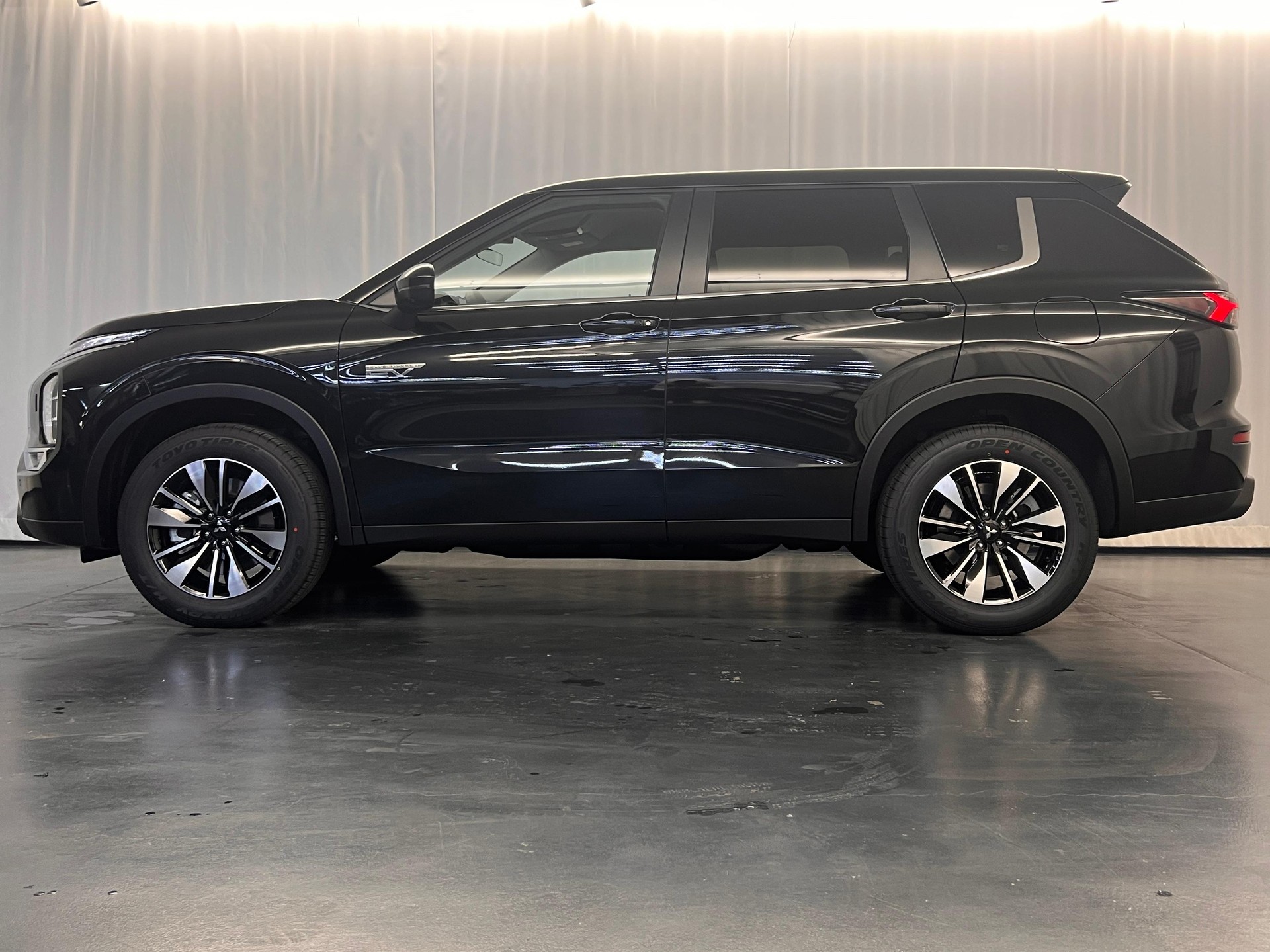 MITSUBISHI Outlander 2.4 PHEV Invite 4x4-showroom-element-3