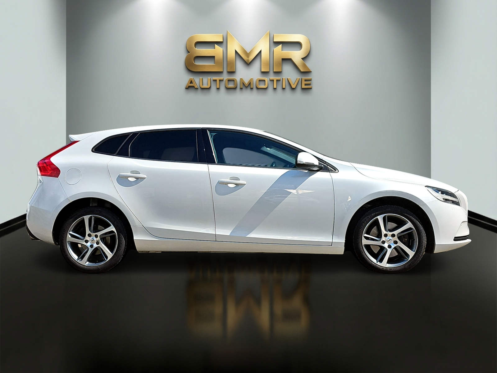 VOLVO V40 D3 Momentum-showroom-element-3