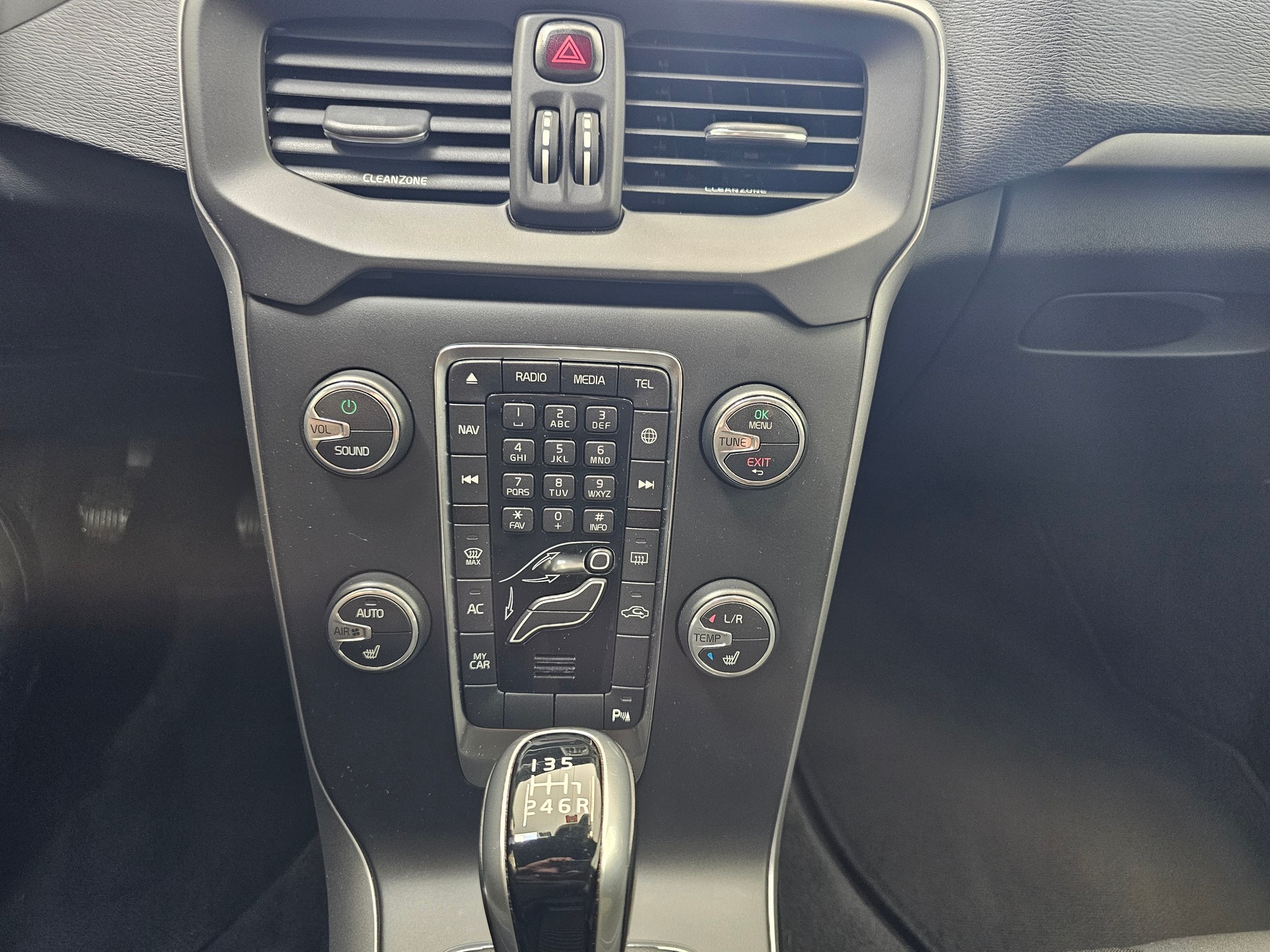 VOLVO V40 D3 Momentum-image-16