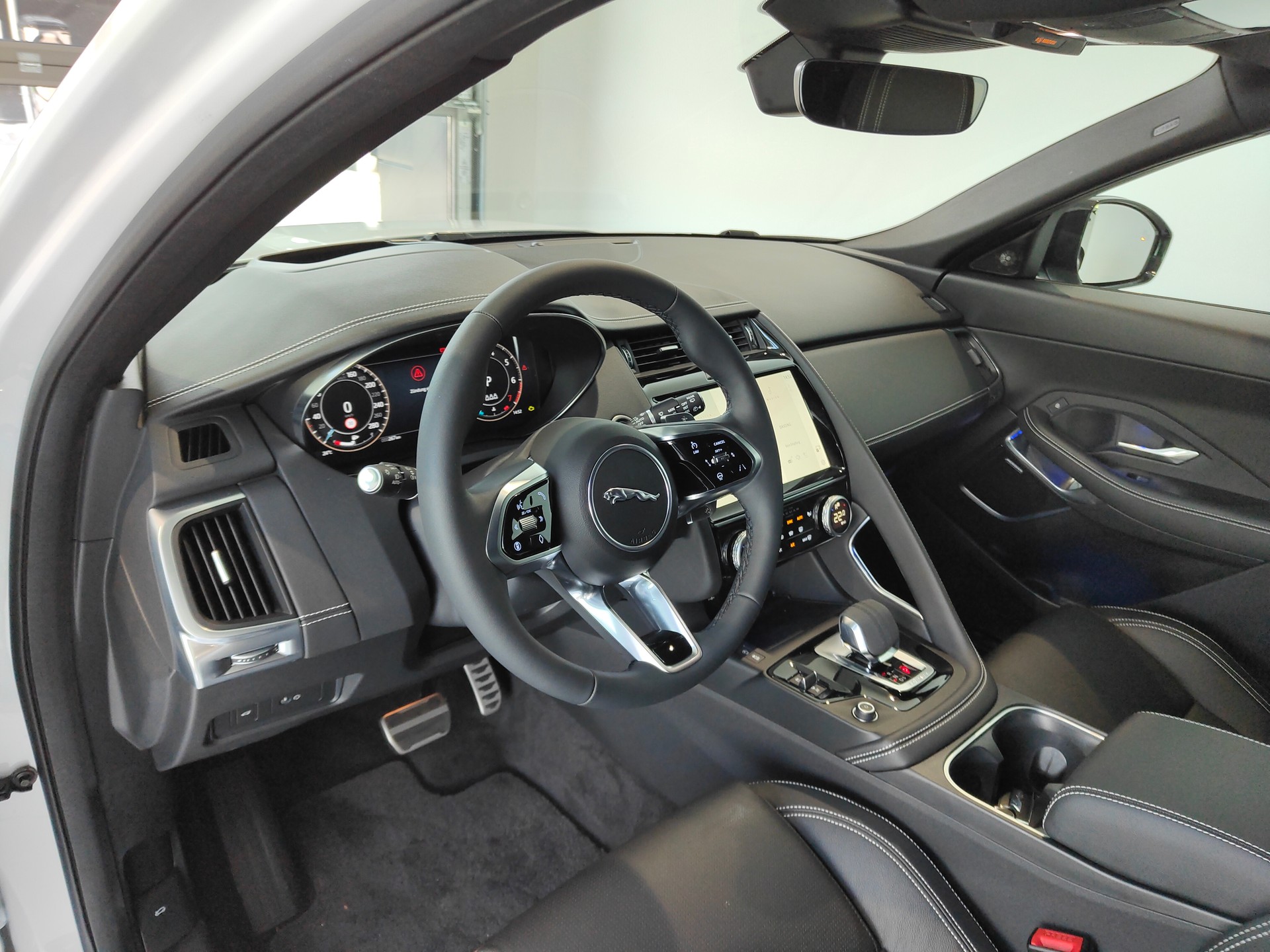 JAGUAR E-Pace 2.0 P250 R-Dynamic AWD SE-image-4