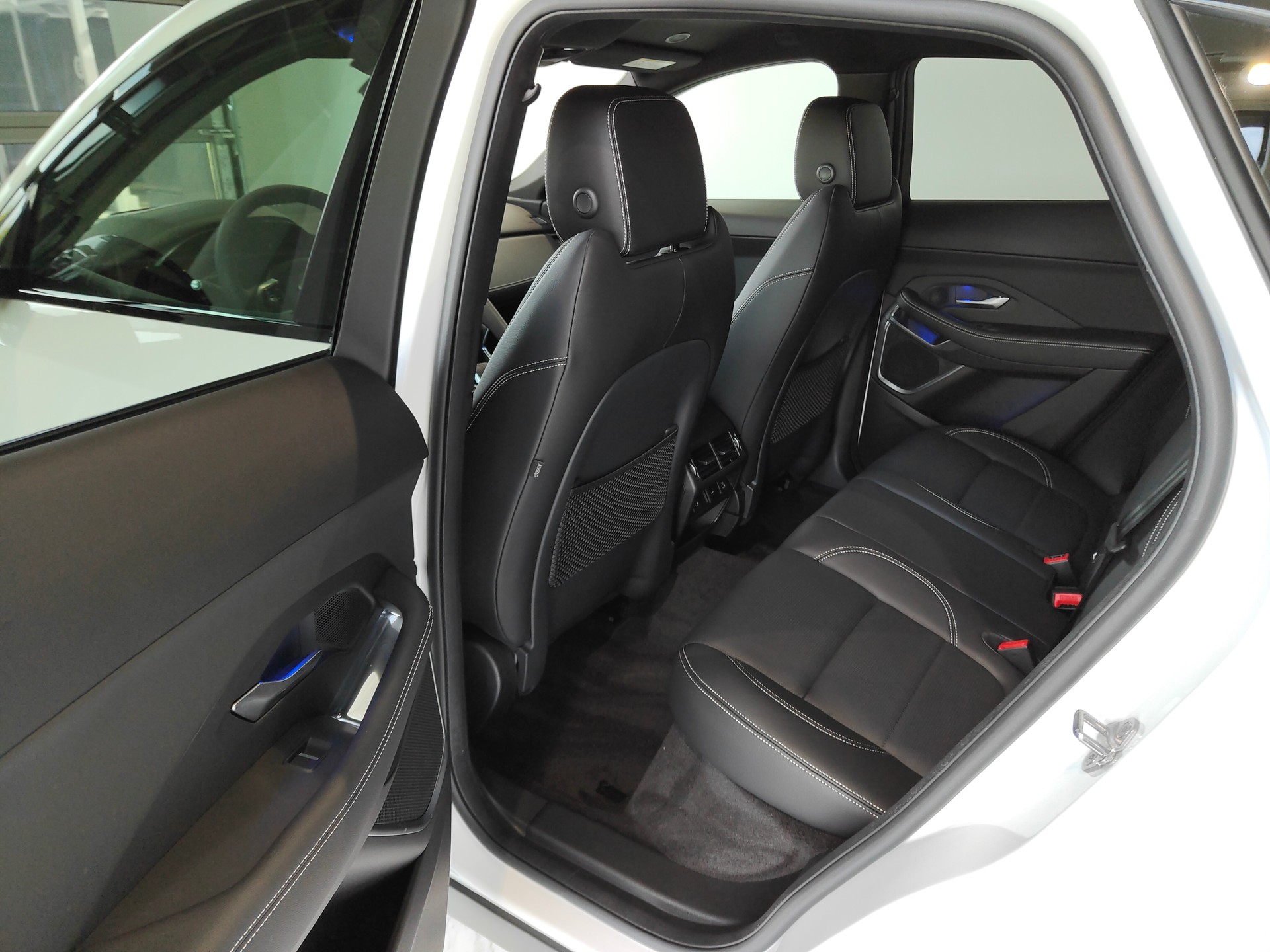 JAGUAR E-Pace 2.0 P250 R-Dynamic AWD SE-image-6