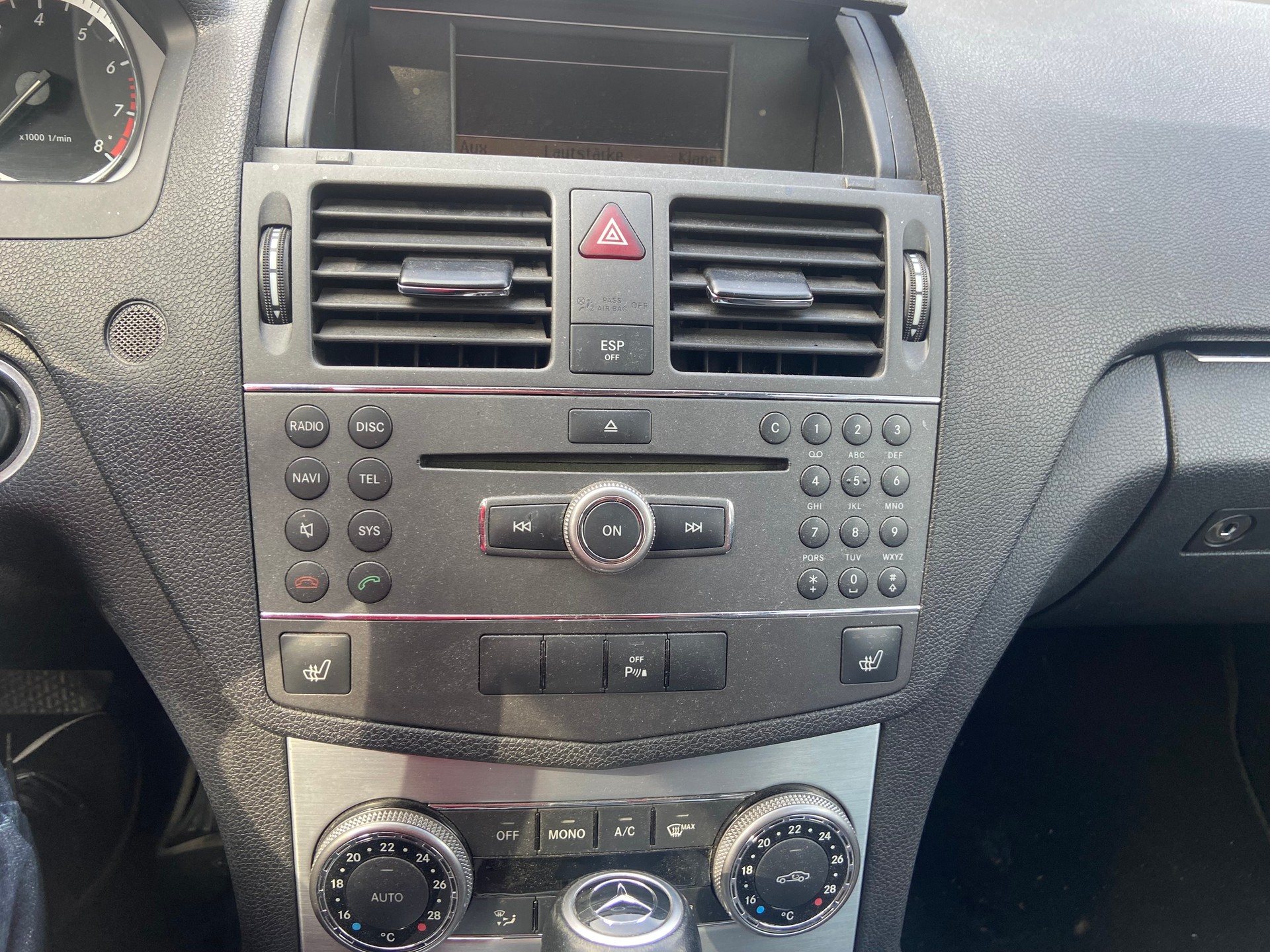 MERCEDES-BENZ C 180 CGI BlueEfficiency Automatic-image-12