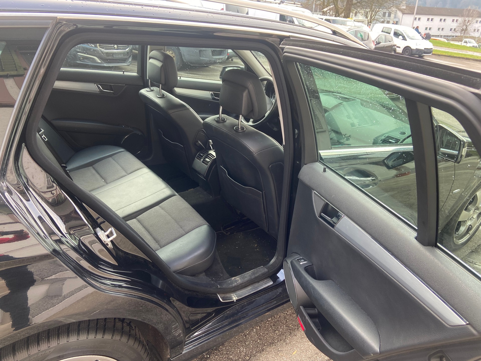 MERCEDES-BENZ C 180 CGI BlueEfficiency Automatic-image-6