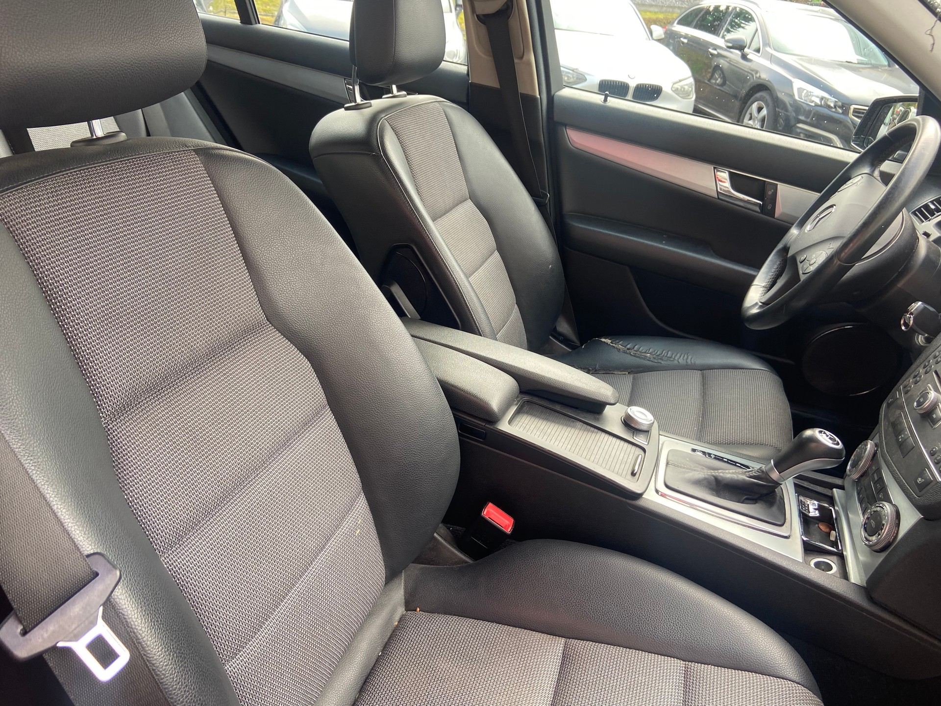 MERCEDES-BENZ C 180 CGI BlueEfficiency Automatic-image-10